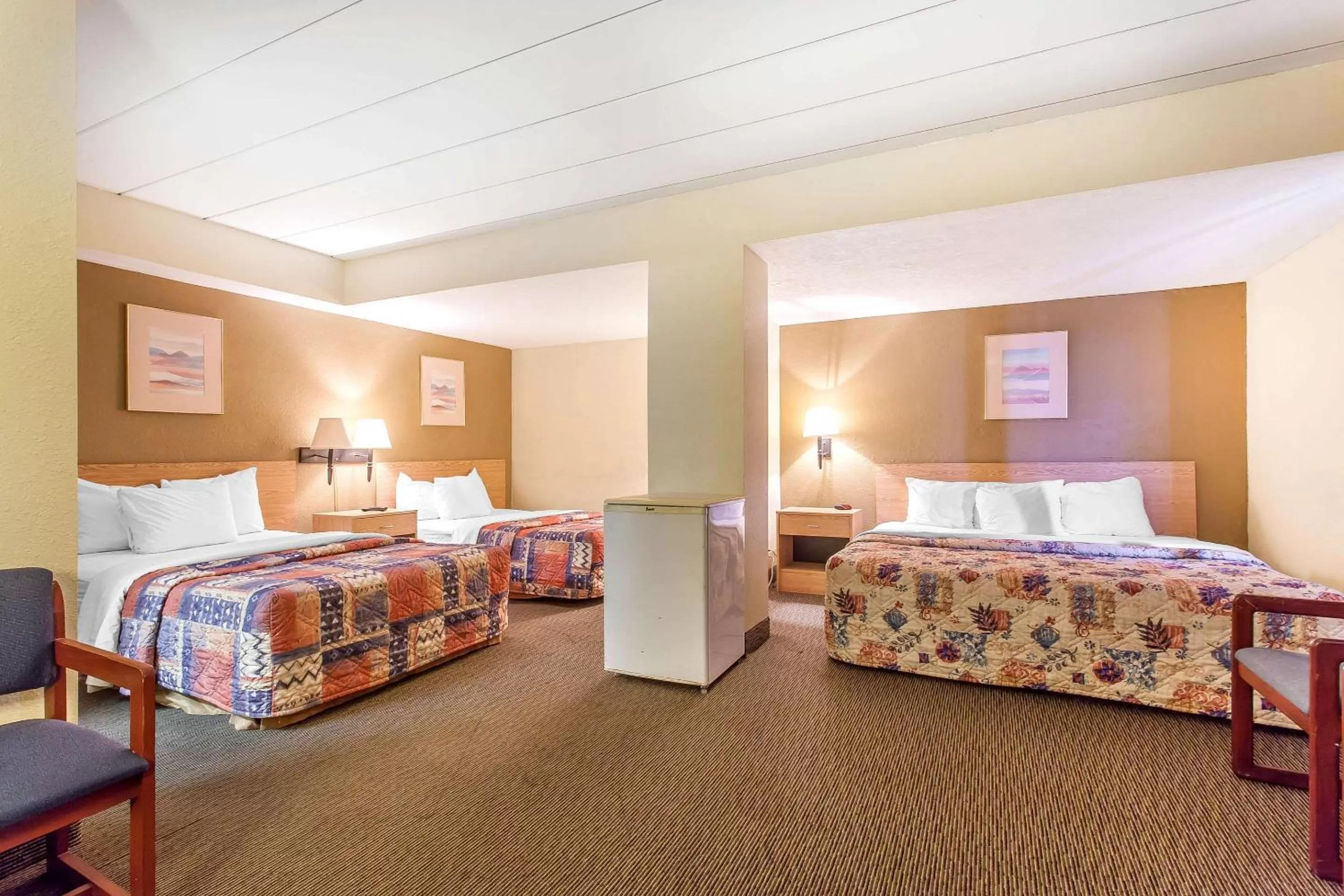 Photo of the whole room, Bed in Rodeway Inn Sandusky North