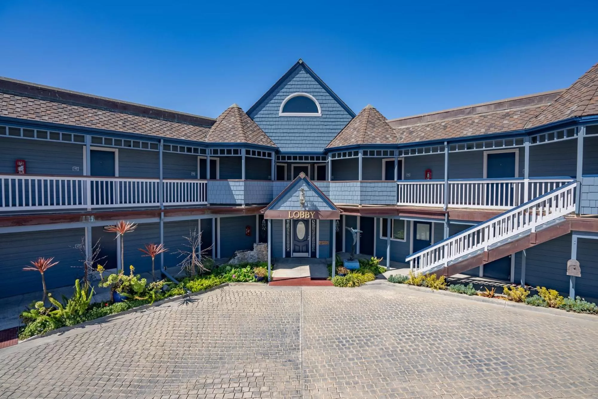 Facade/entrance in Shoreline Inn...on the beach
