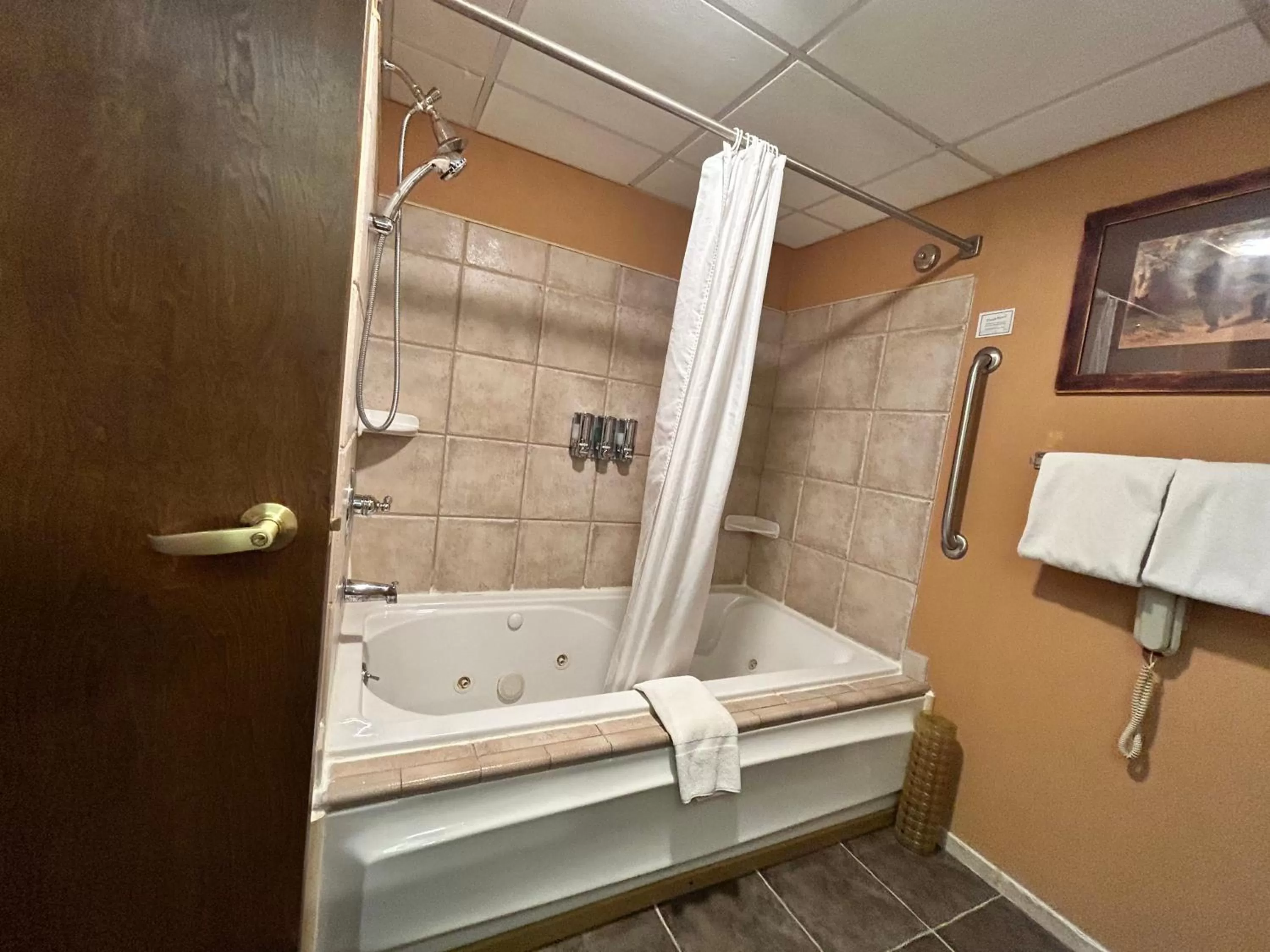 Bath in The Common Man Inn, Spa & Lodge