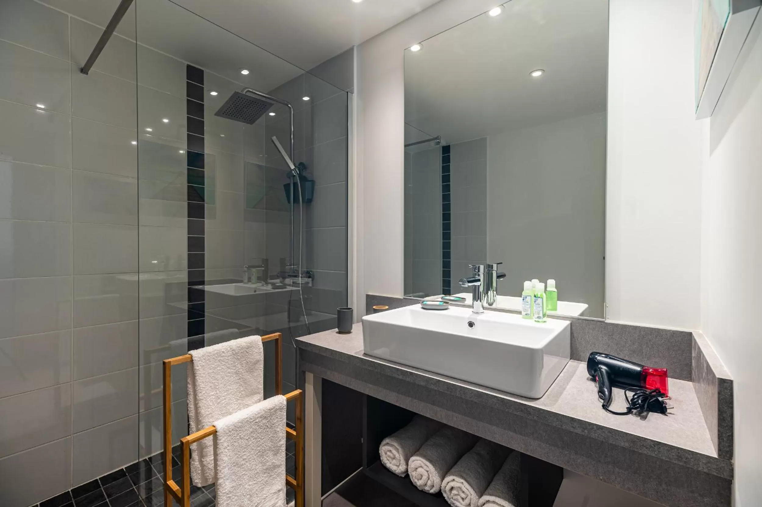 Shower, Bathroom in Résidence Hôtelière Poséidon Caraïbes