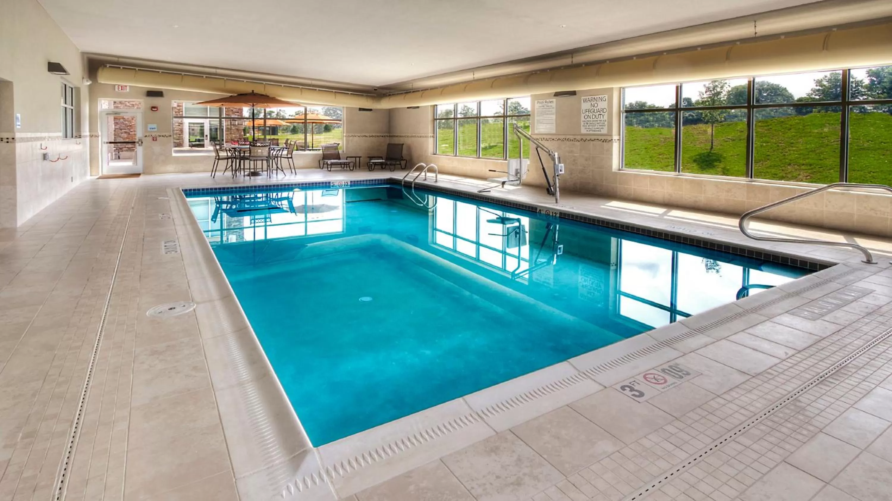 Swimming pool in Holiday Inn Express & Suites Pittsburgh SW/Southpointe by IHG
