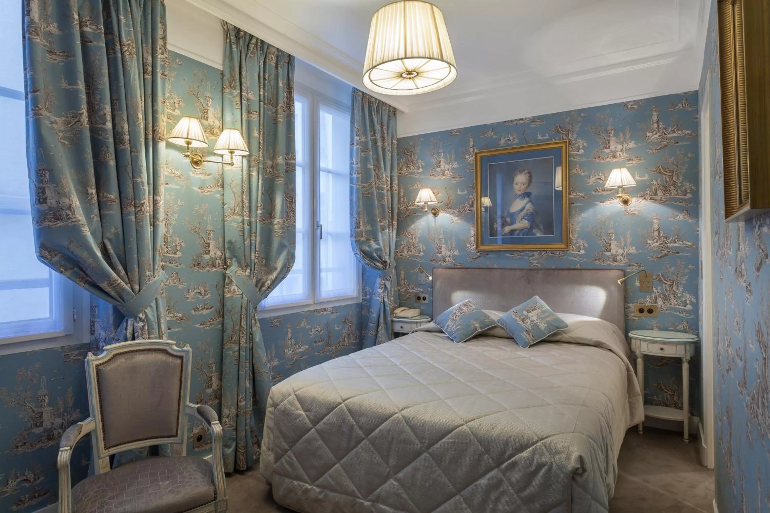Photo of the whole room, Bed in Grand Hôtel de L'Univers Saint-Germain