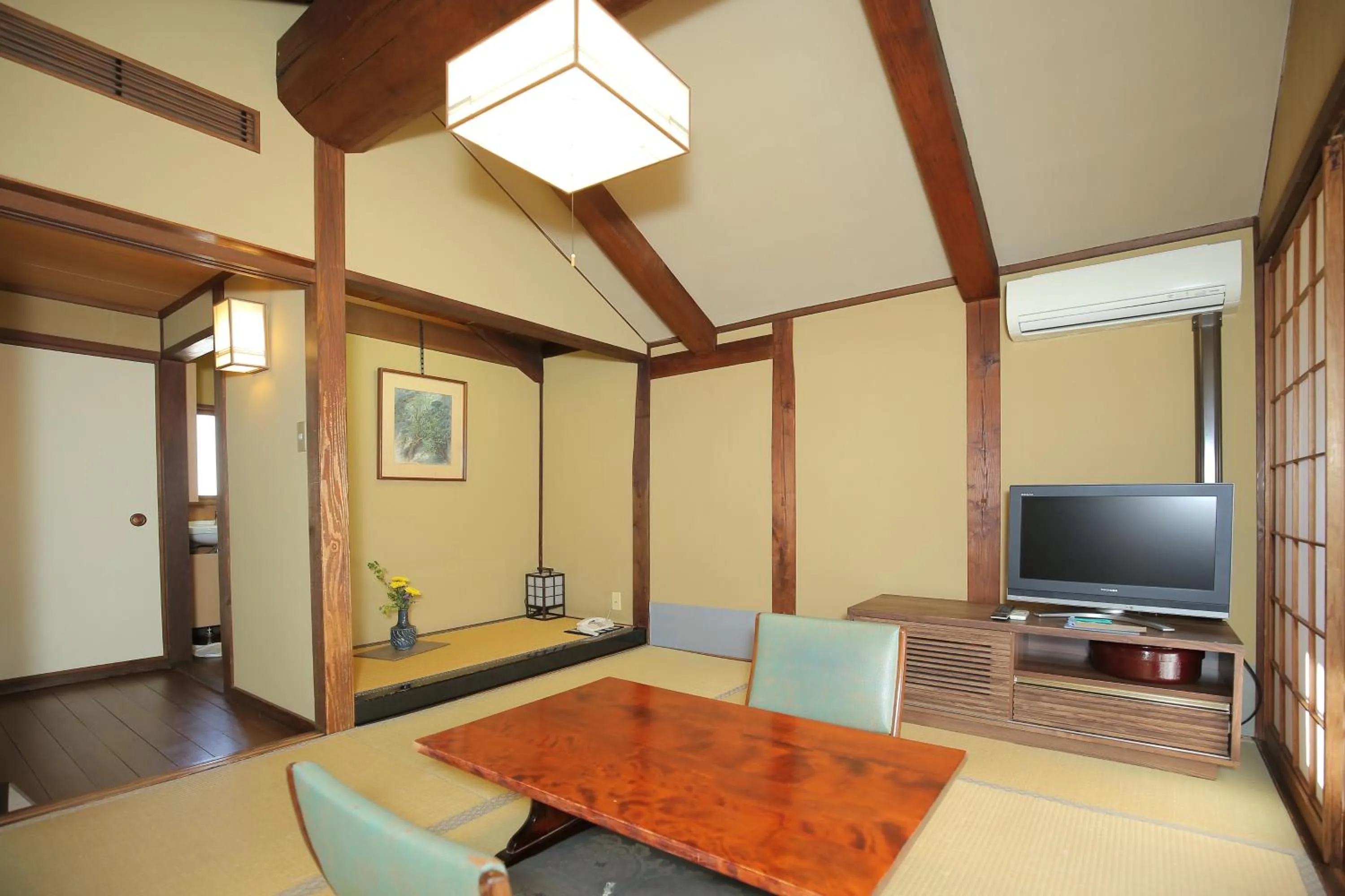 Photo of the whole room in Ryori Ryokan Tsurugata