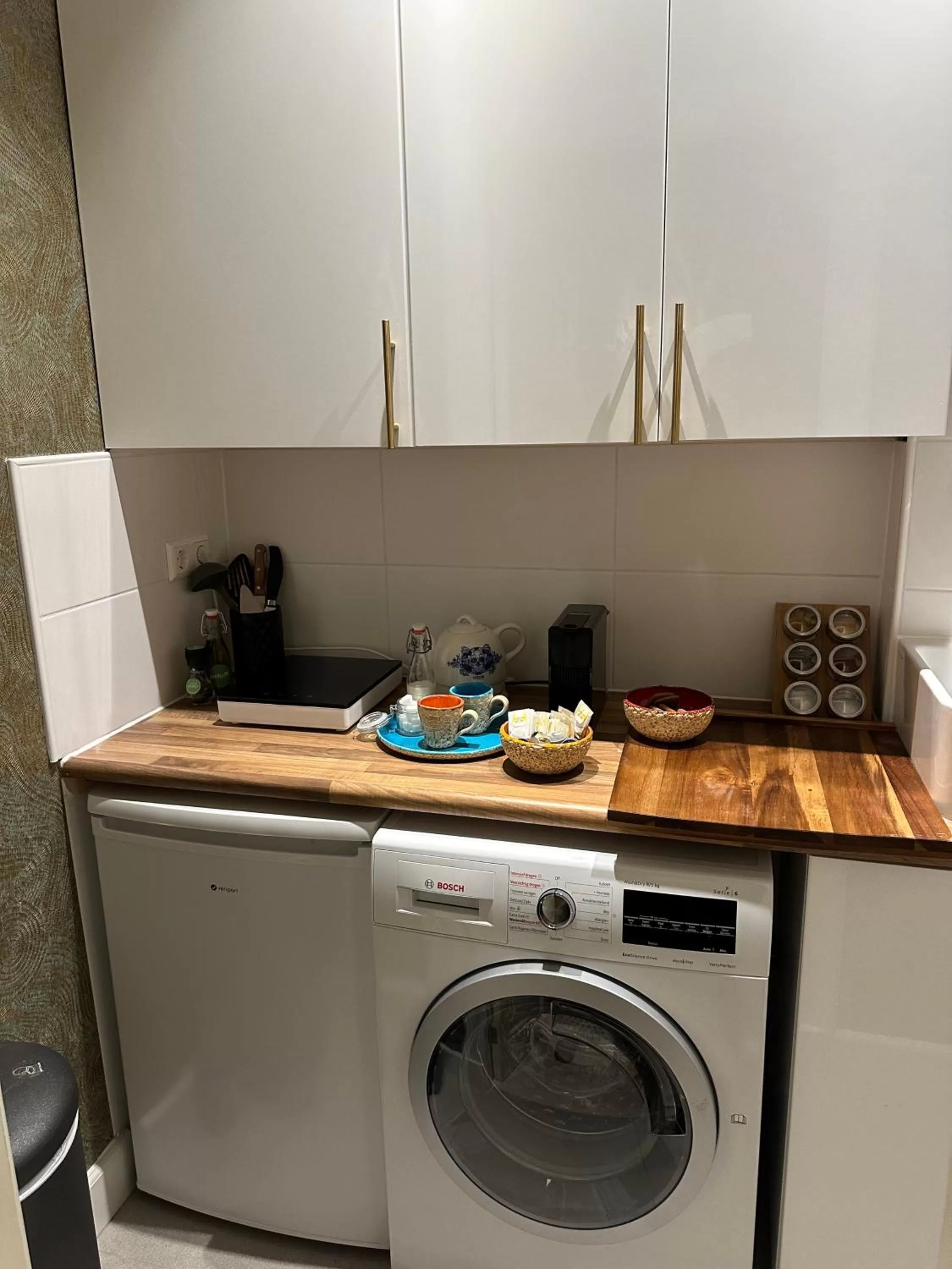 Coffee/tea facilities, Kitchen/Kitchenette in Heaven in East B&B