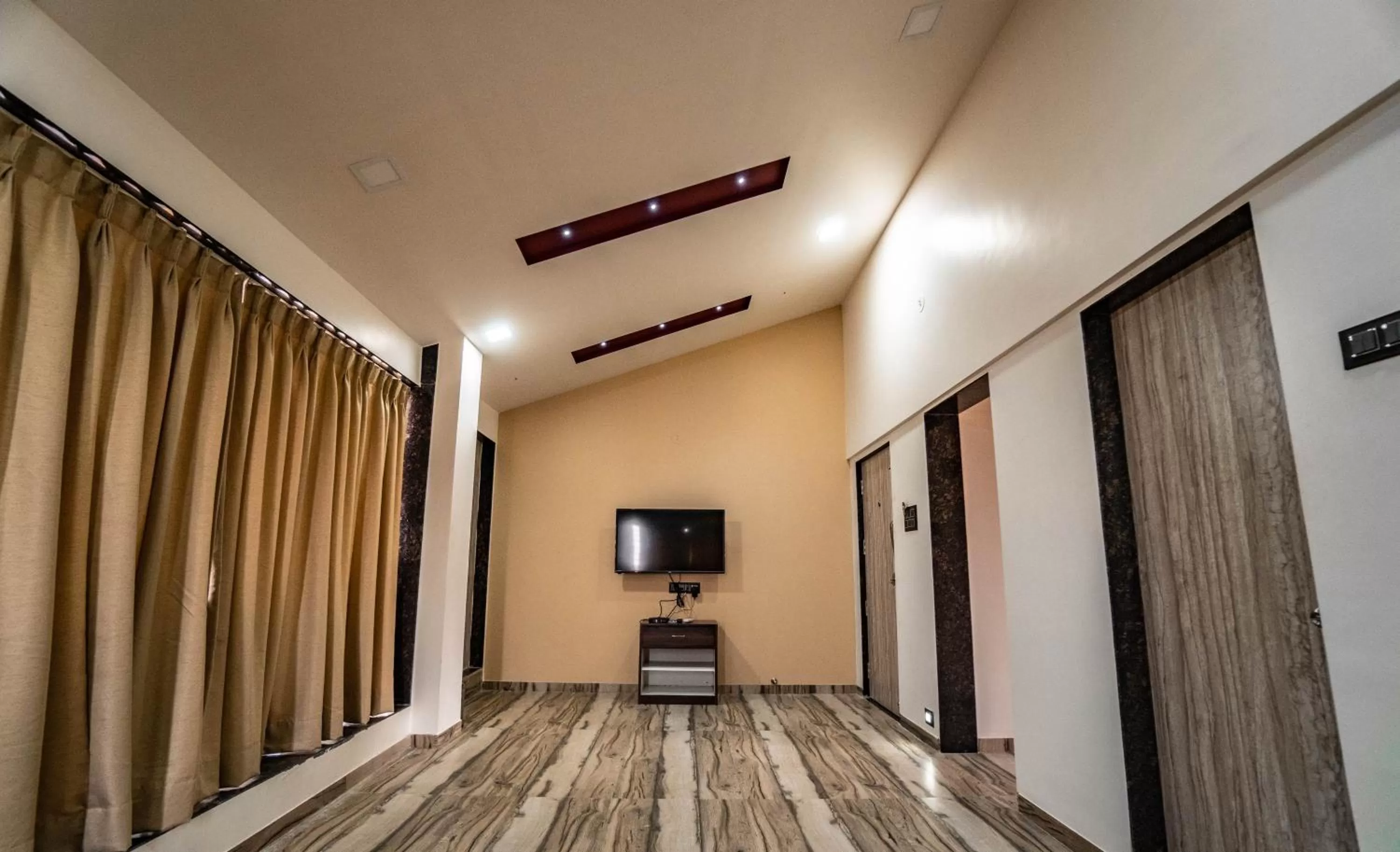 TV and multimedia, TV/Entertainment Center in Pooja Villa Suites-Rooms and Pool, Igatpuri