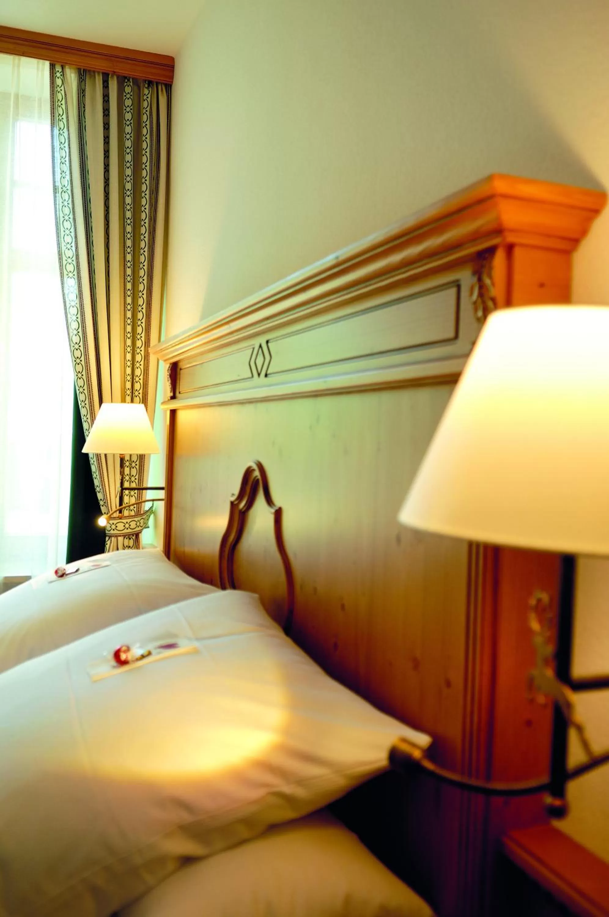 Decorative detail, Bed in Hotel Alpenhof - ruhige Wohlfühloase zwischen München, dem Fünf-Seenland und den Bergen, in S-Bahnnähe