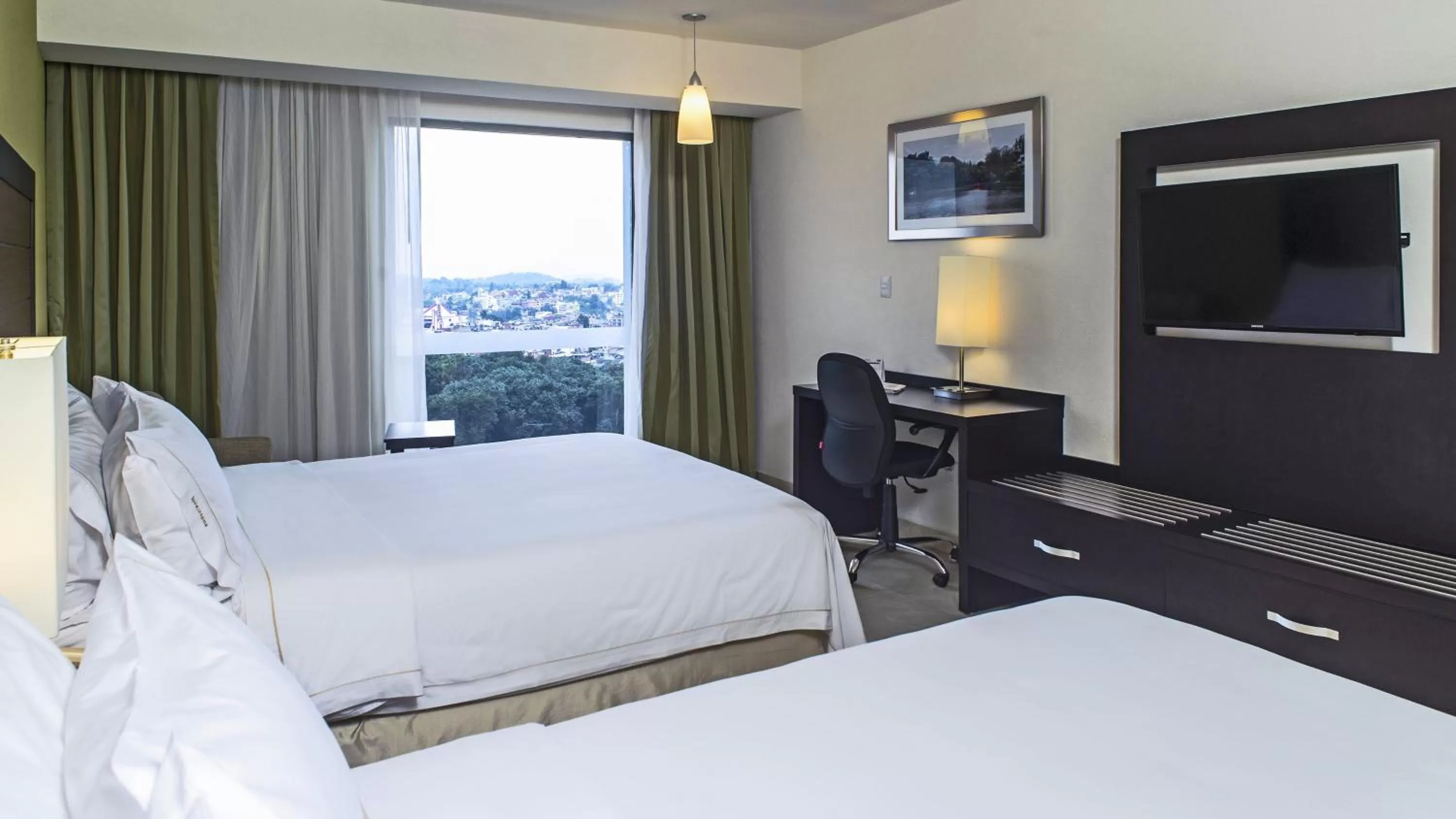 Photo of the whole room, Bed in Holiday Inn Express Xalapa by IHG