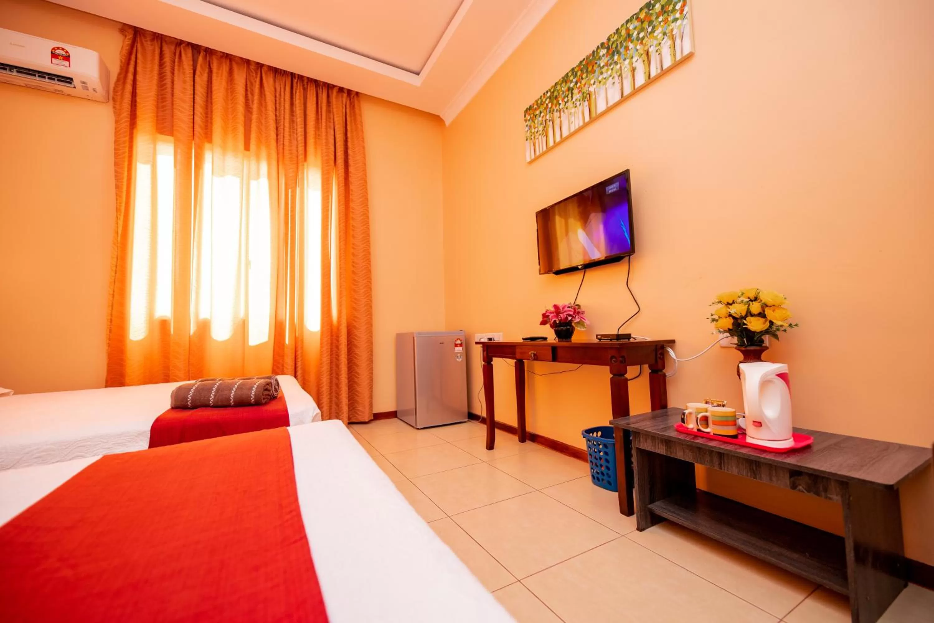 Communal lounge/ TV room, Bed in D’ Village Cottage