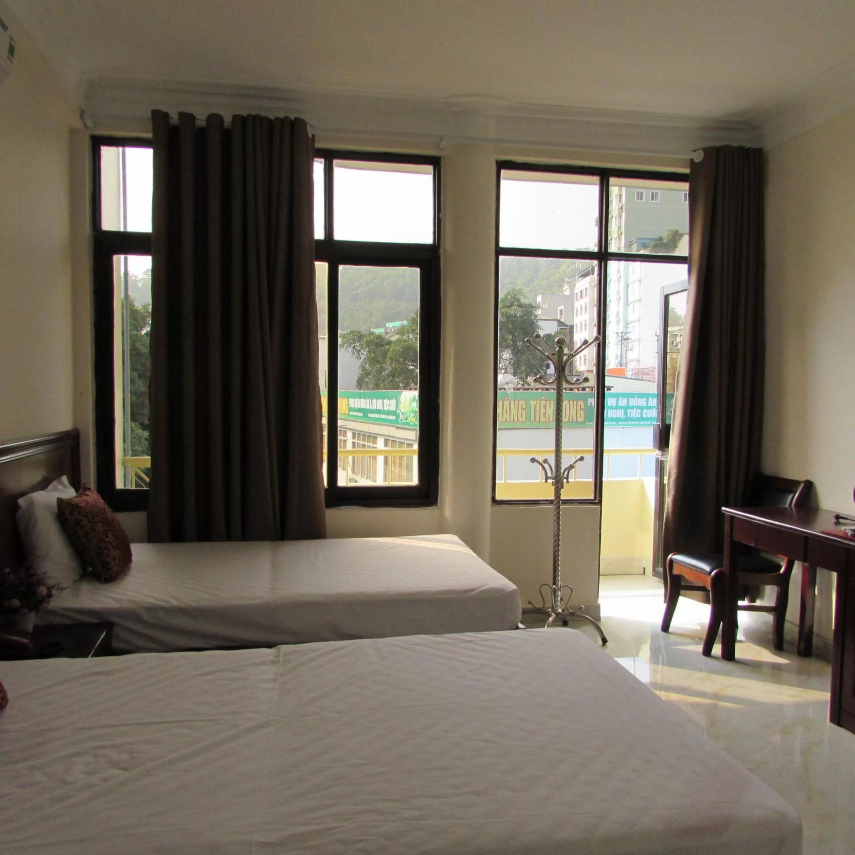 Balcony/Terrace, Bed in Viet Nhat Halong Hotel - Bai Chay