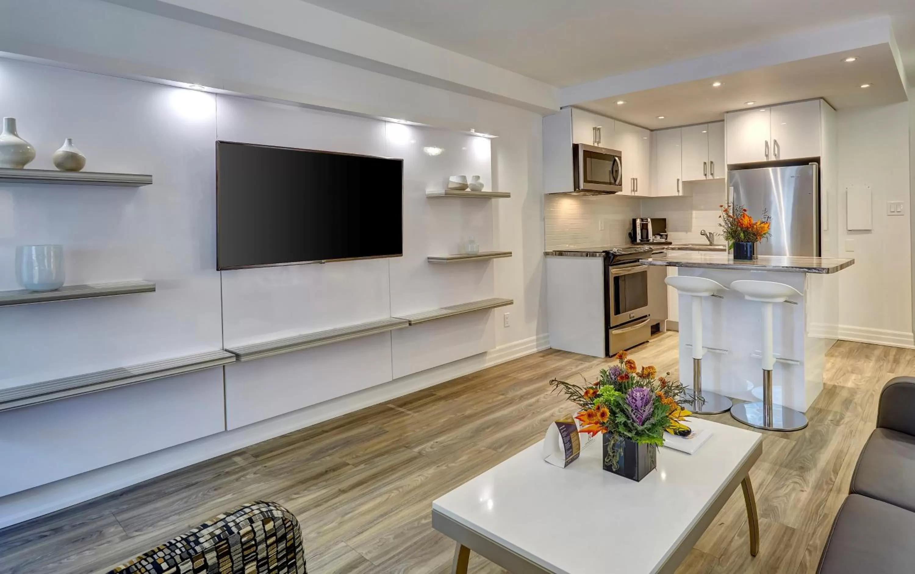 TV and multimedia in Town Inn Suites Hotel