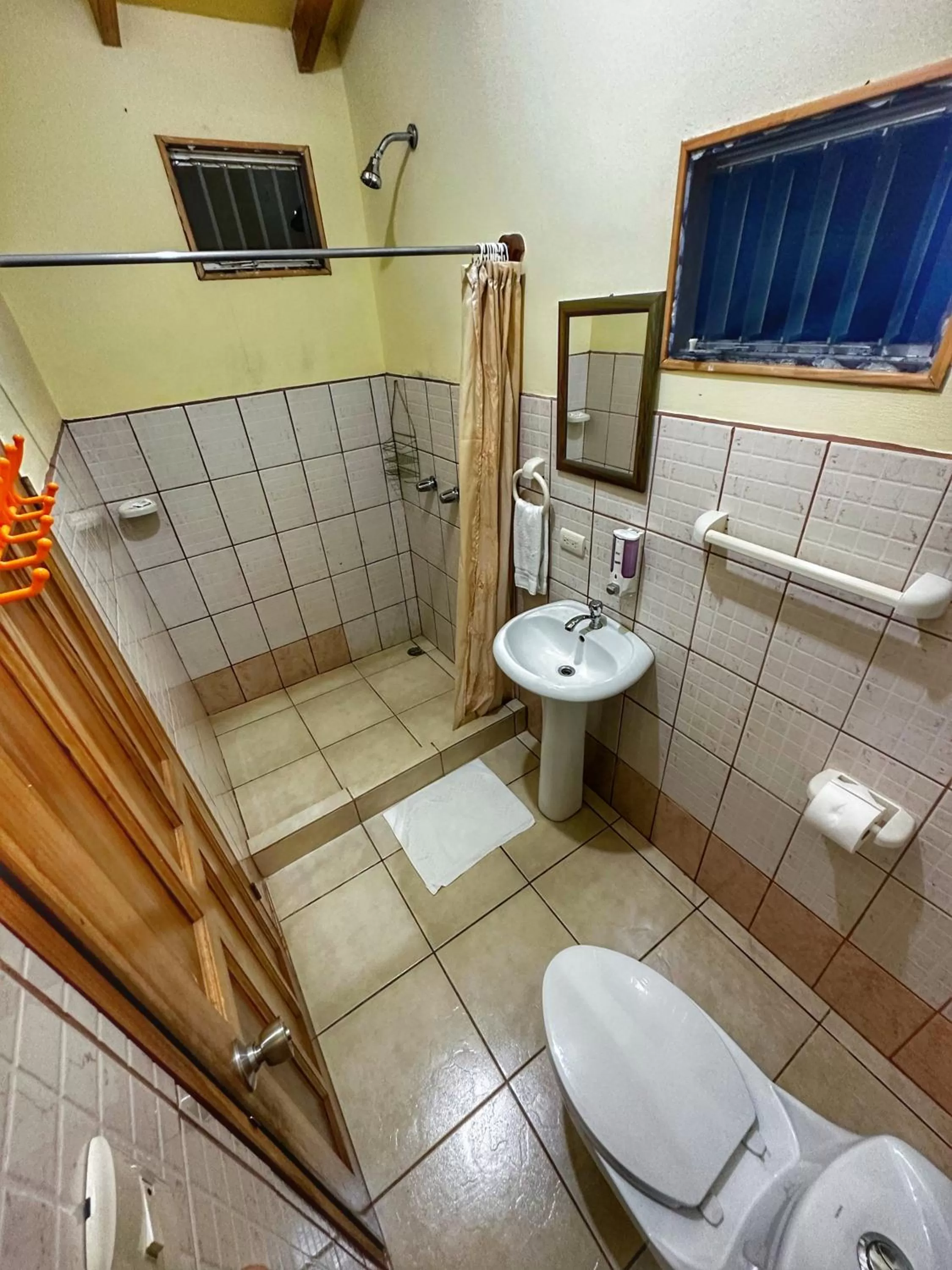 Bathroom in Loma Real Hot Springs Bed & Breakfast