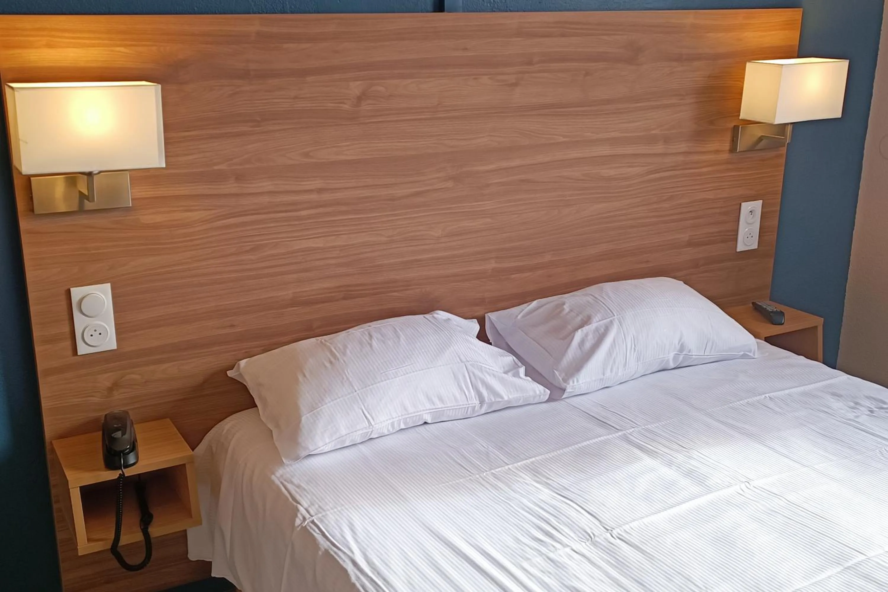 Bed in The Originals Access, Hôtel les Iris, Berck-sur-Mer