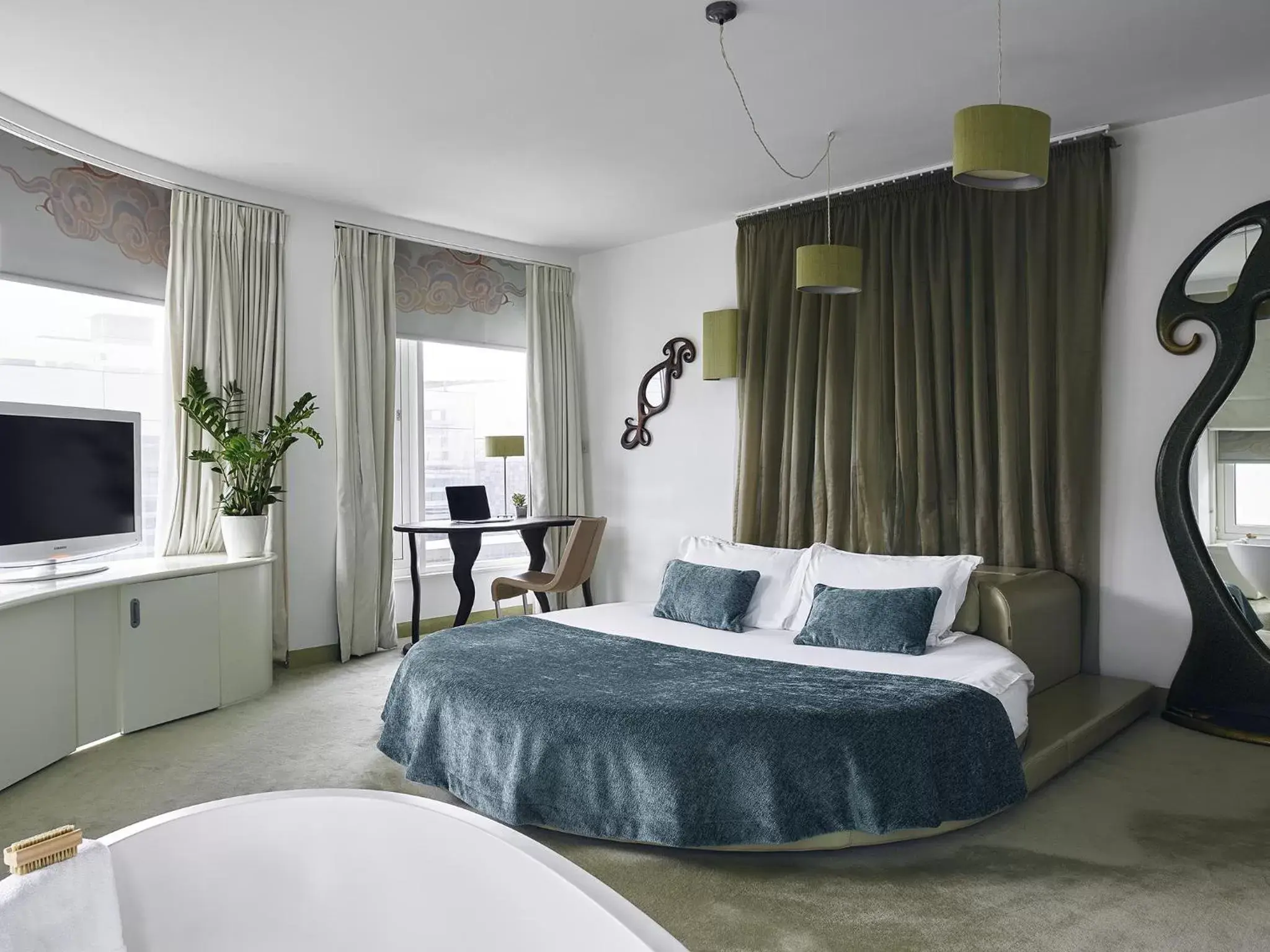 Junior Suite with Feature Bath and Walk In Shower in Numa Brighton Pavilion Junior Suite with Feature Bath and Walk In Shower in Numa Brighton Pavilion