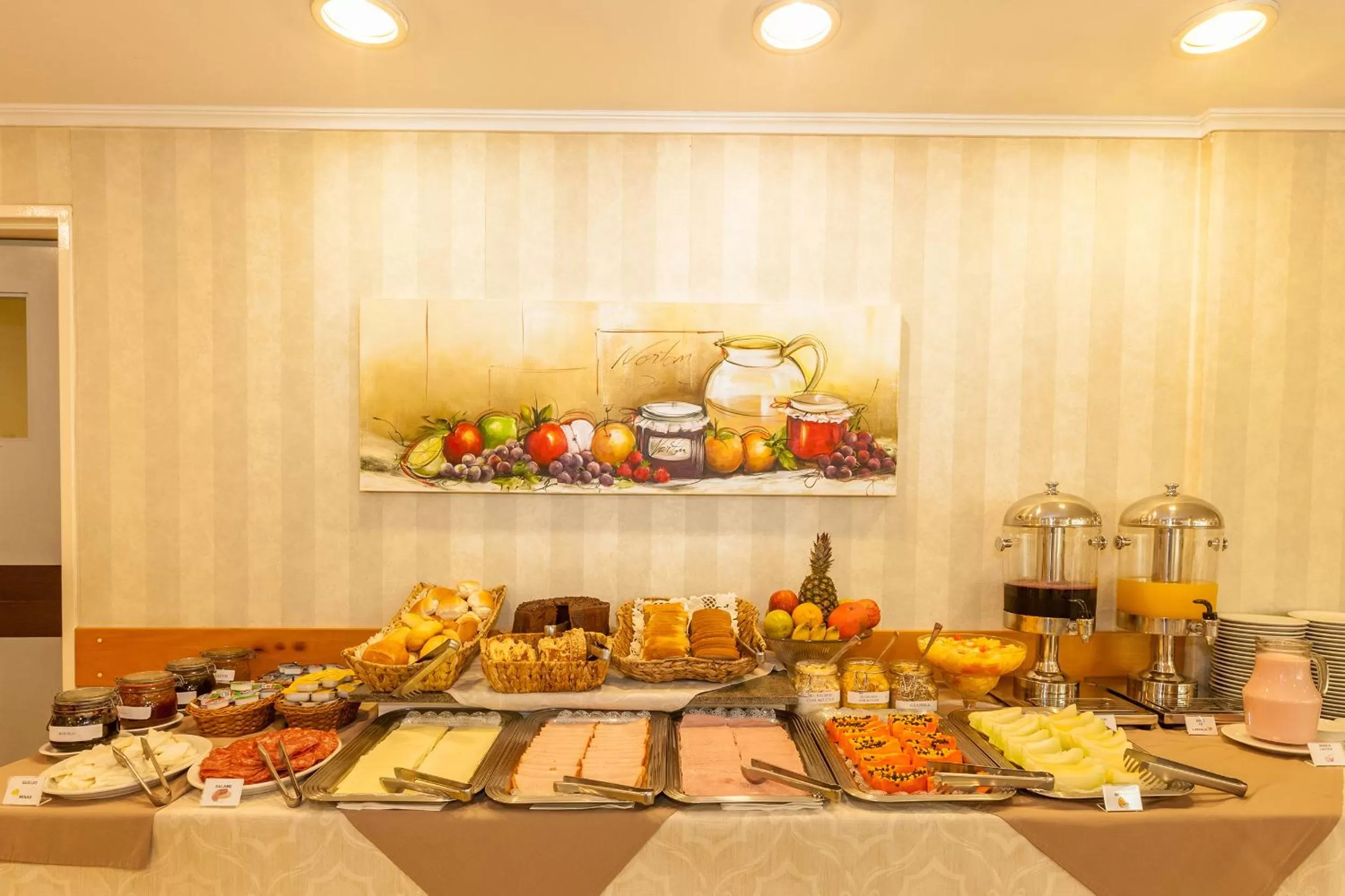Area and facilities, Food in Tri Hotel Smart Caxias
