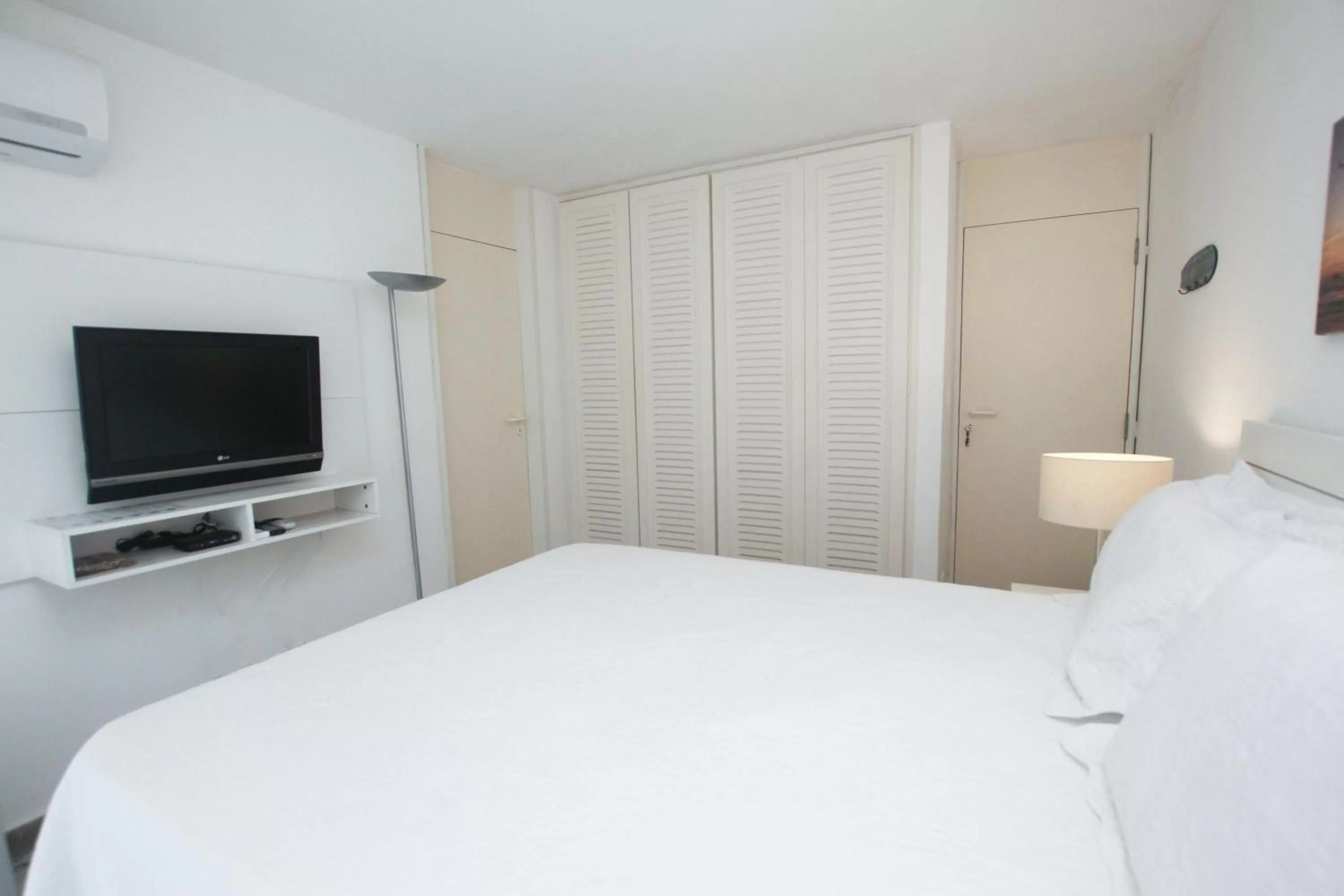 TV and multimedia, Bed in Guest House Guarujá