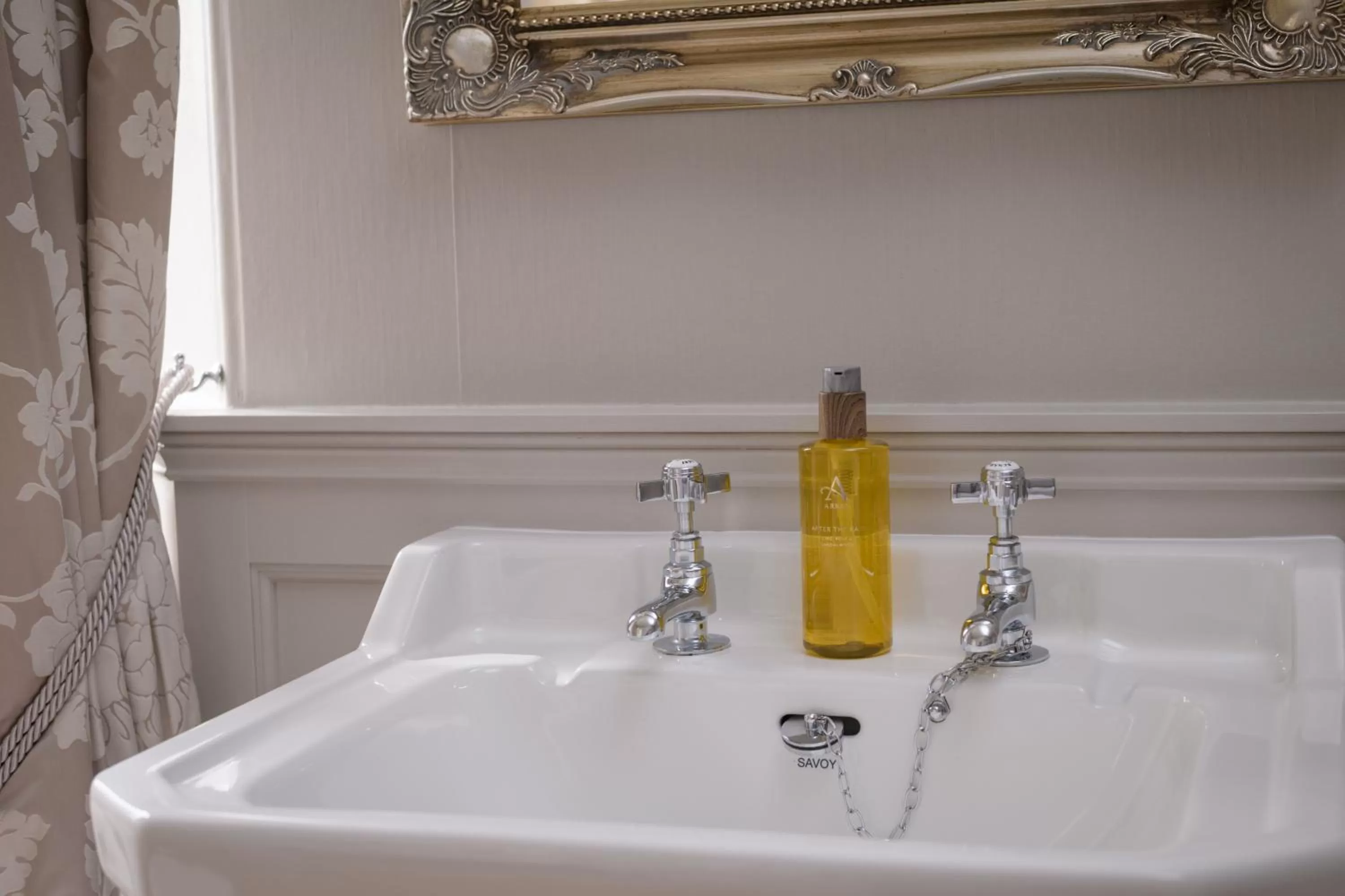 Bathroom in Lys-Na-Greyne Country House