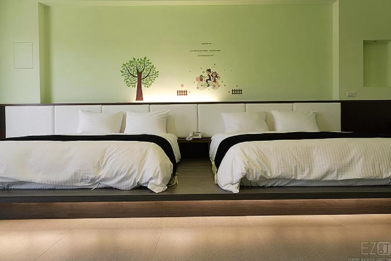 People, Bed in Mirage