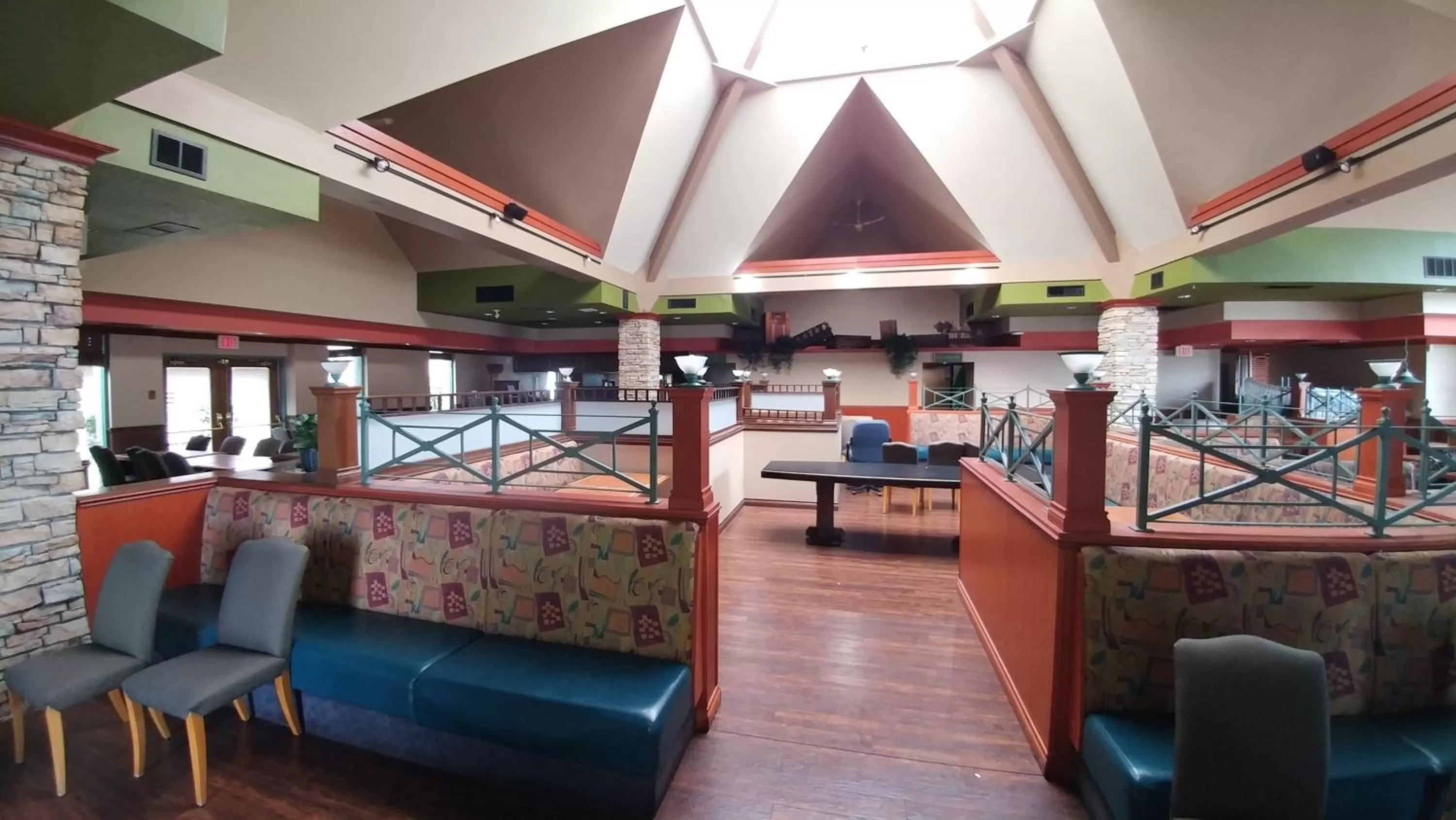 Restaurant/places to eat in Travelodge Hotel by Wyndham Vancouver Airport