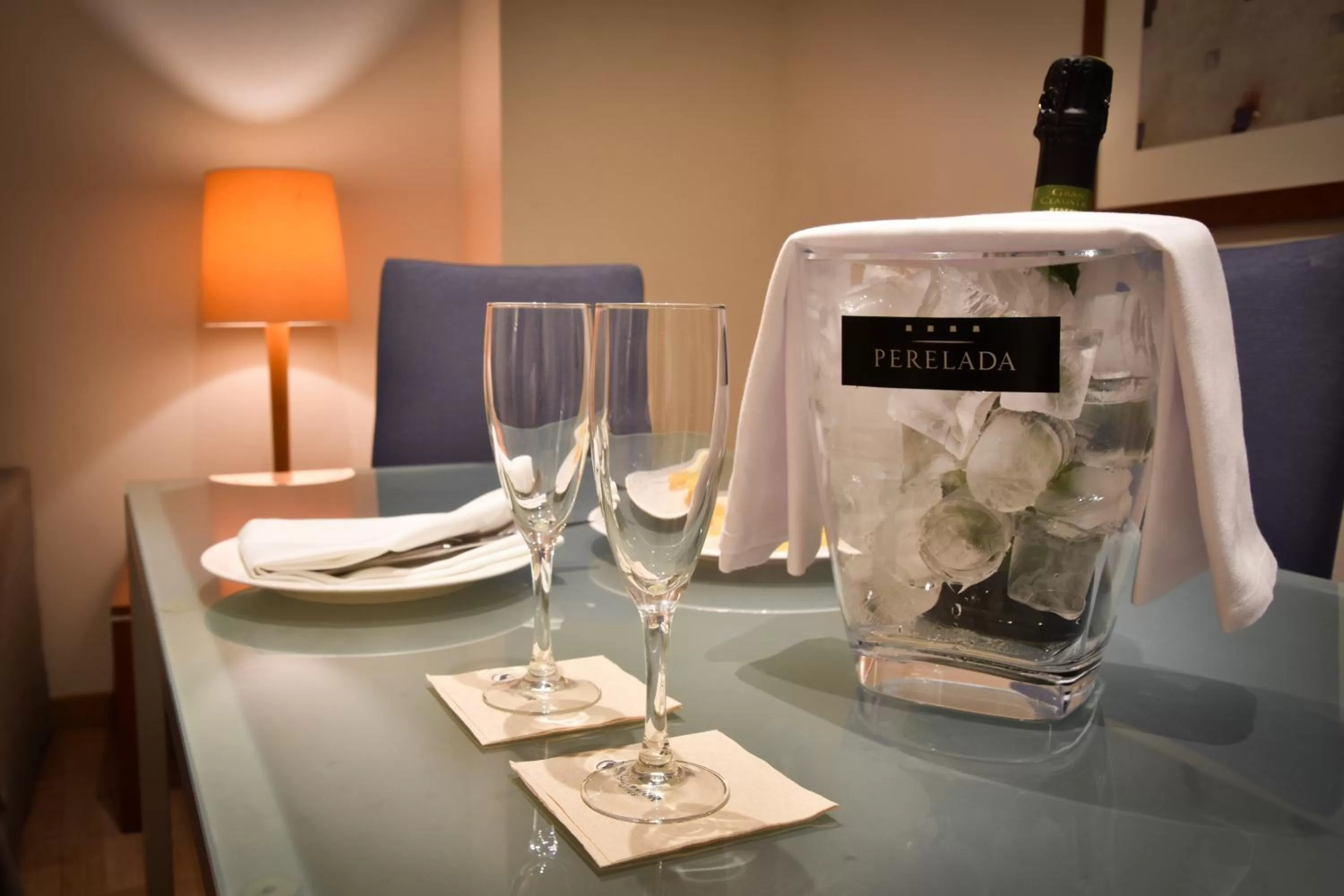 Photo of the whole room in Senator Parque Central