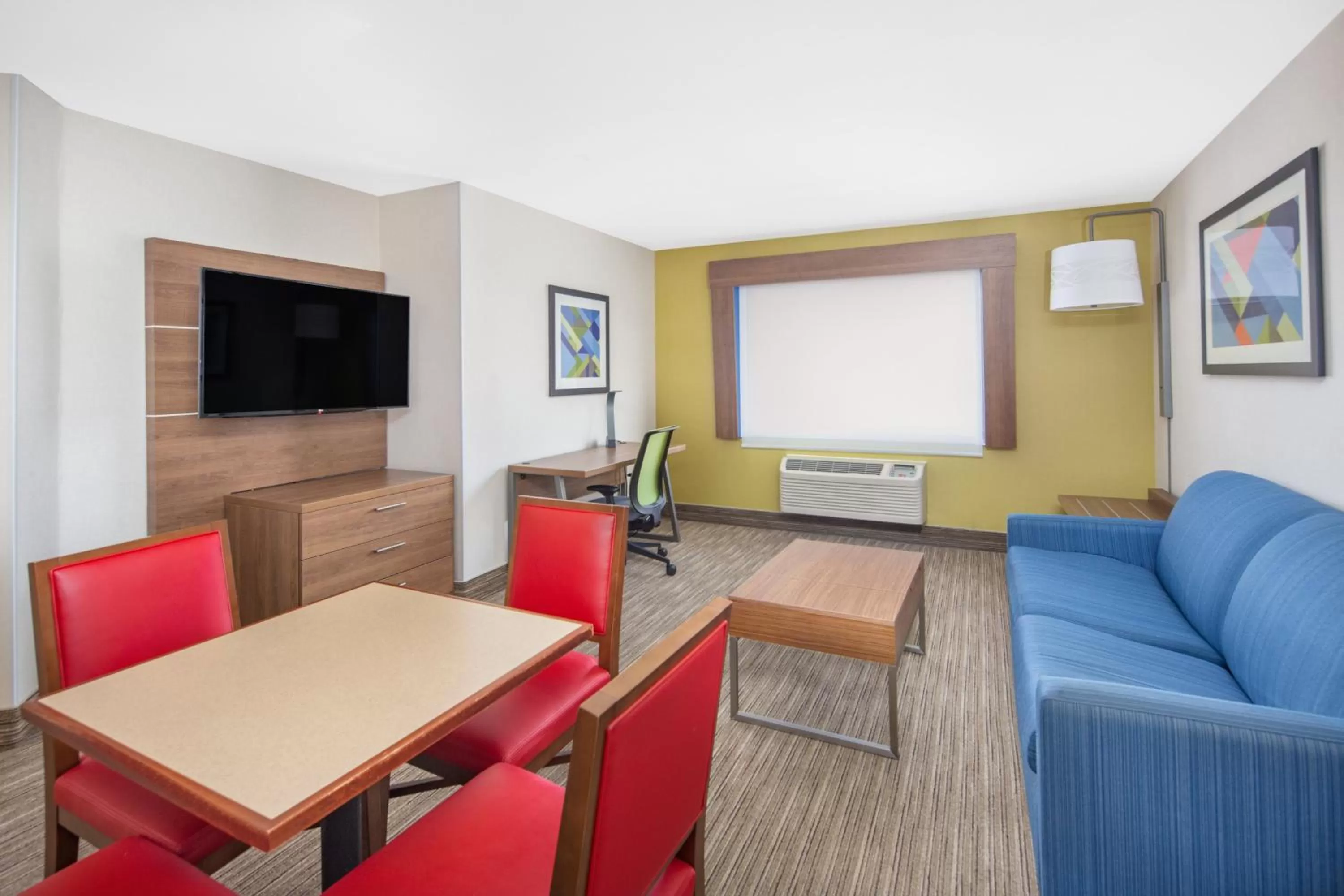 Photo of the whole room in Holiday Inn Express Hotel & Suites Bishop by IHG