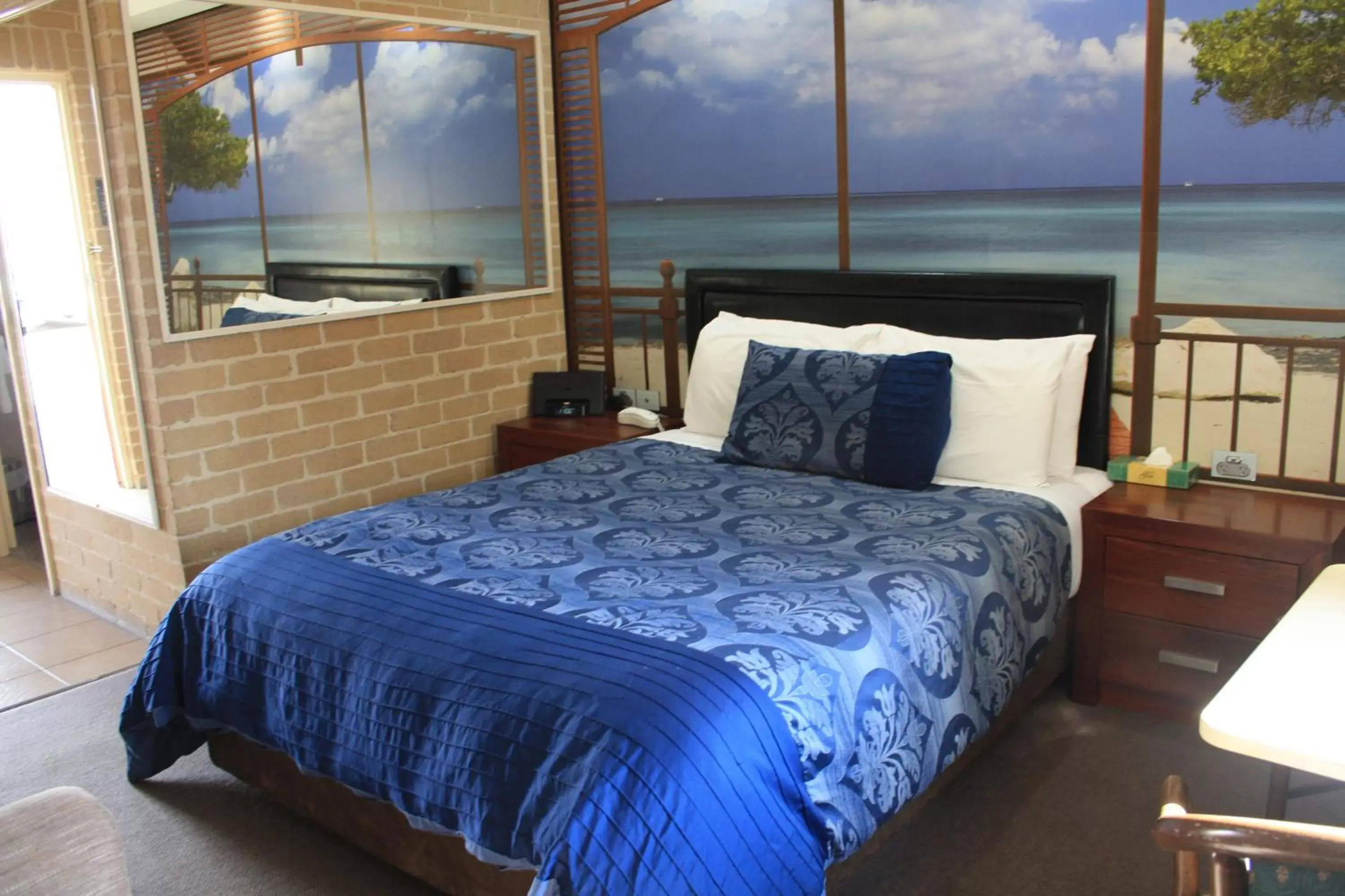 Deluxe Queen Room in Grand Manor Motor Inn Deluxe Queen Room in Grand Manor Motor Inn