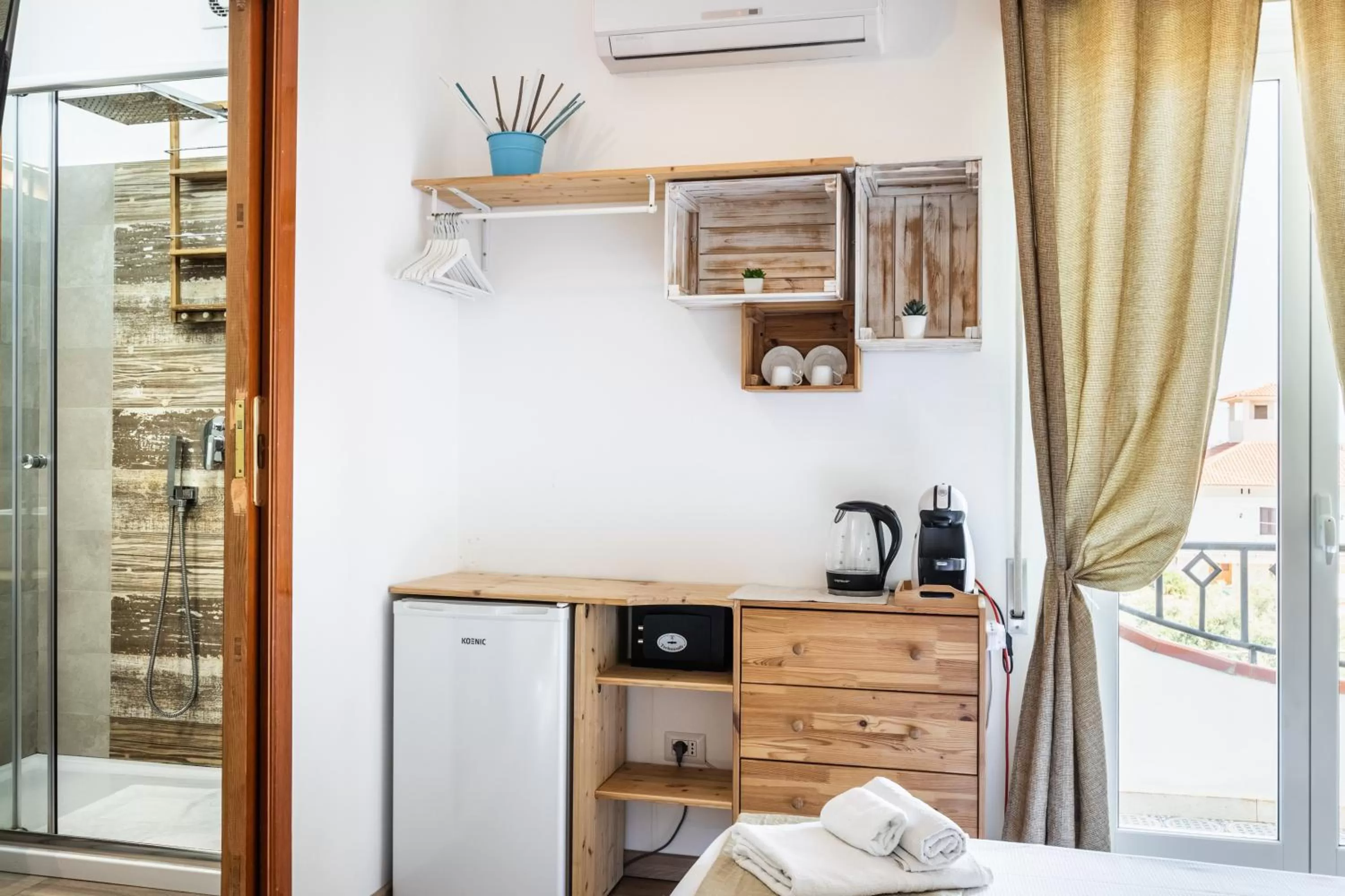 Coffee/tea facilities, Bed in Pantanello Rooms Avola