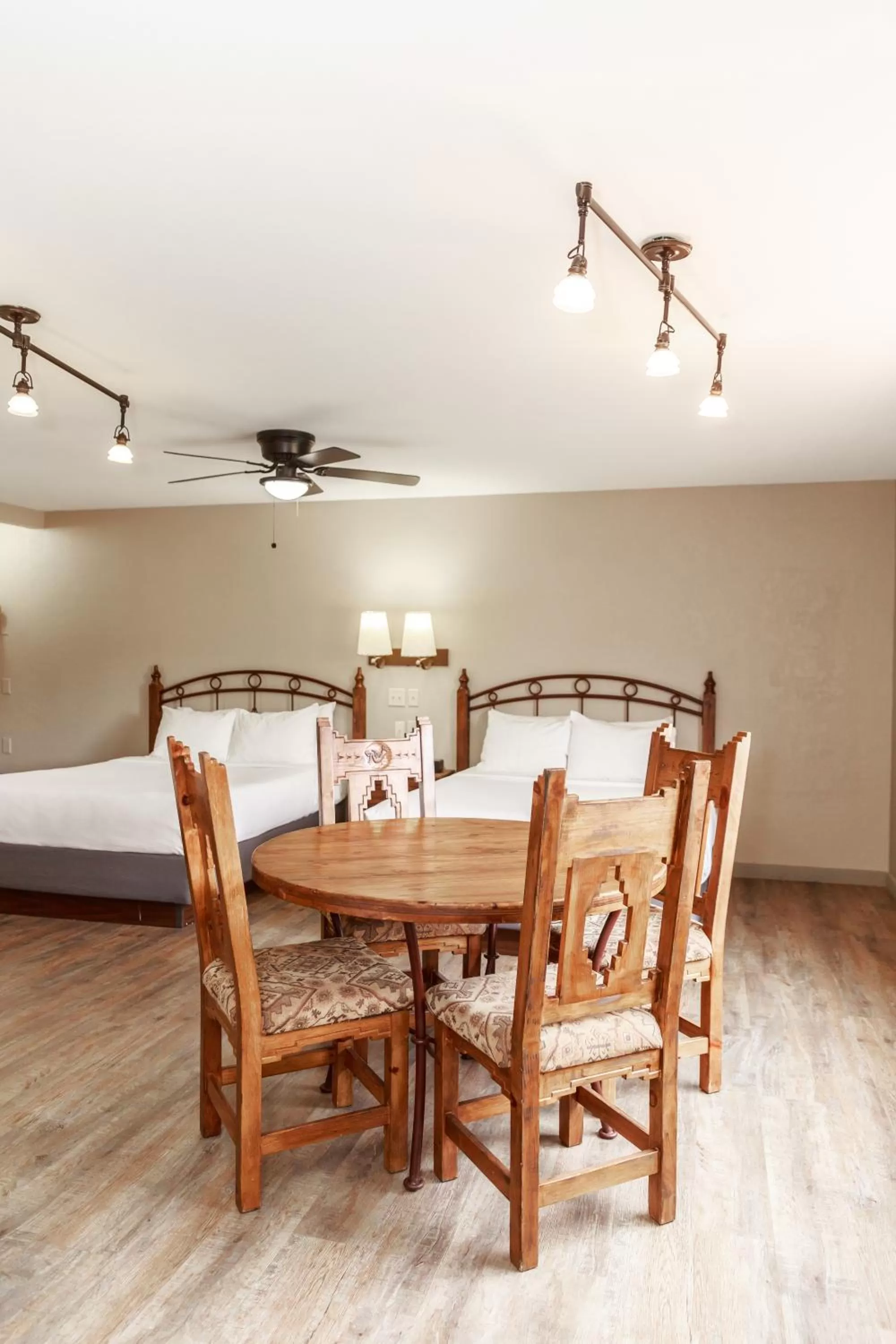 Dining area, Bed in Aarchway Inn