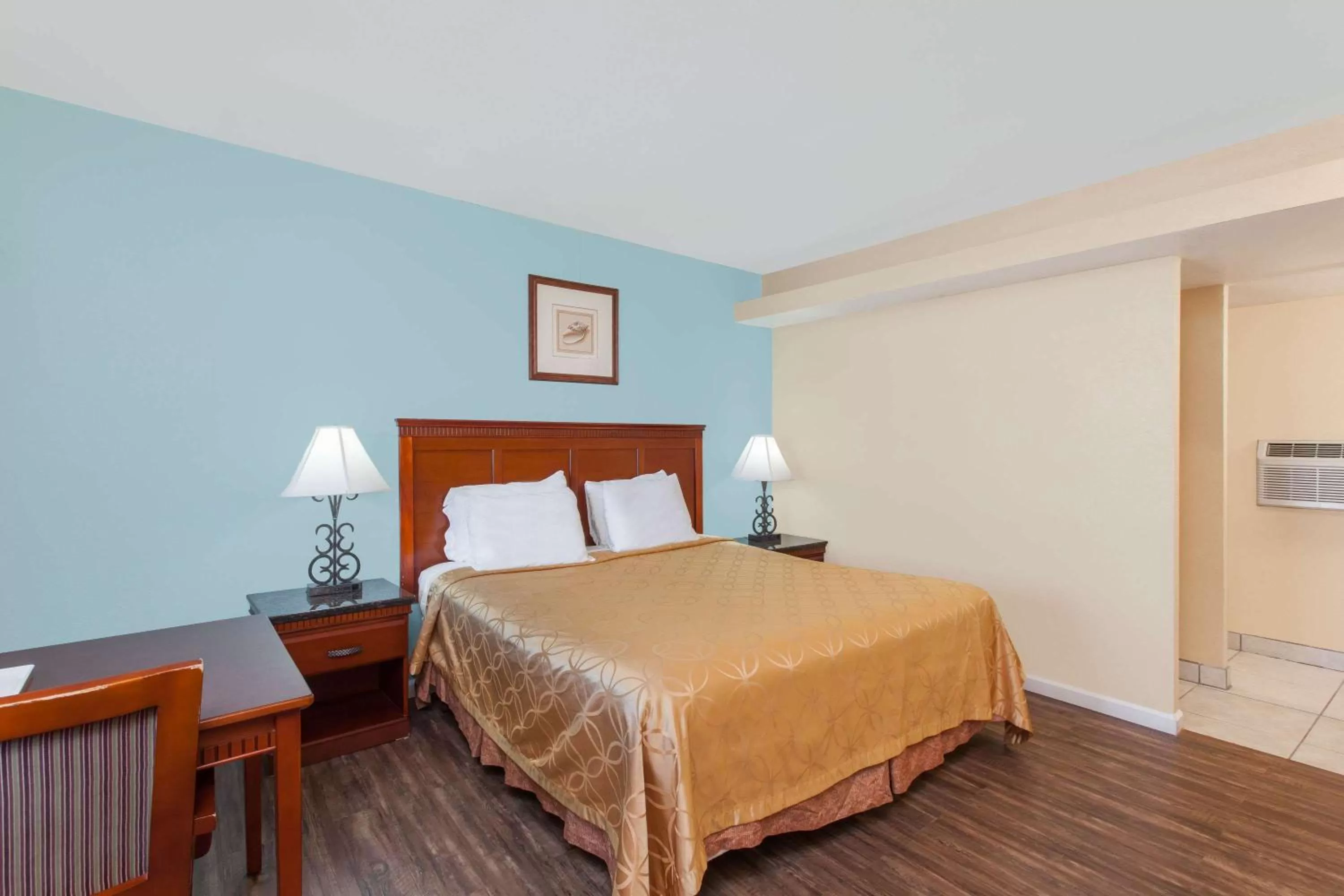 Photo of the whole room, Bed in Travelodge by Wyndham San Diego SeaWorld