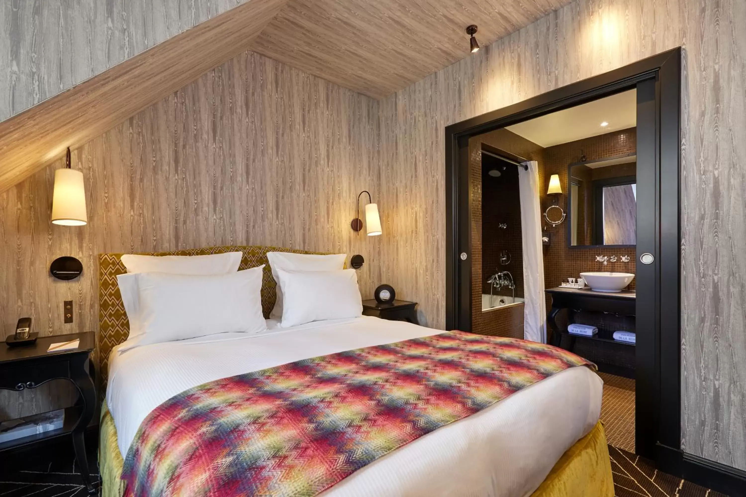 Classic Double Room in Le Pavillon de la Reine & Spa, Place des Vosges Classic Double Room in Le Pavillon de la Reine & Spa, Place des Vosges