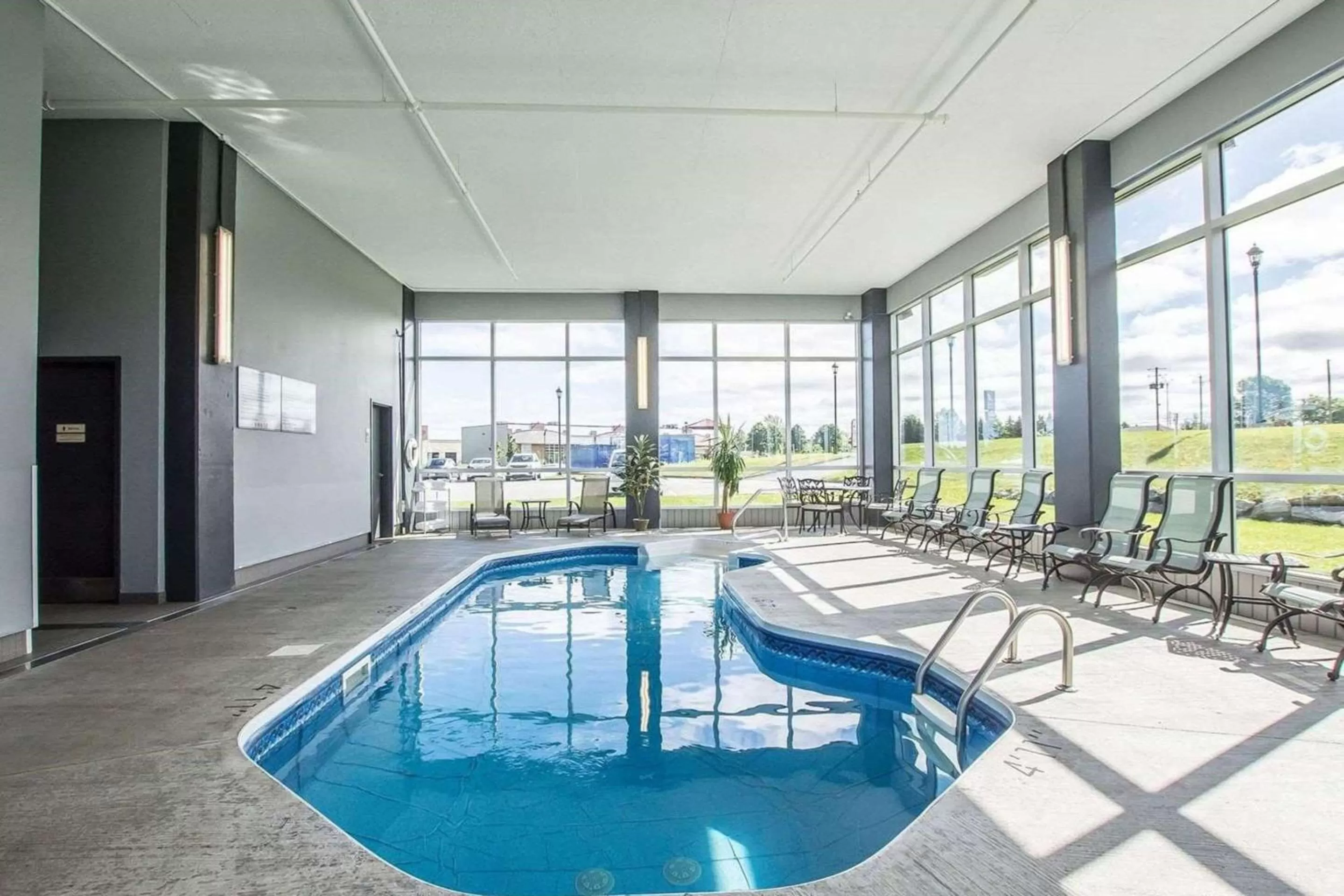 Swimming Pool in Quality Inn & Suites Victoriaville