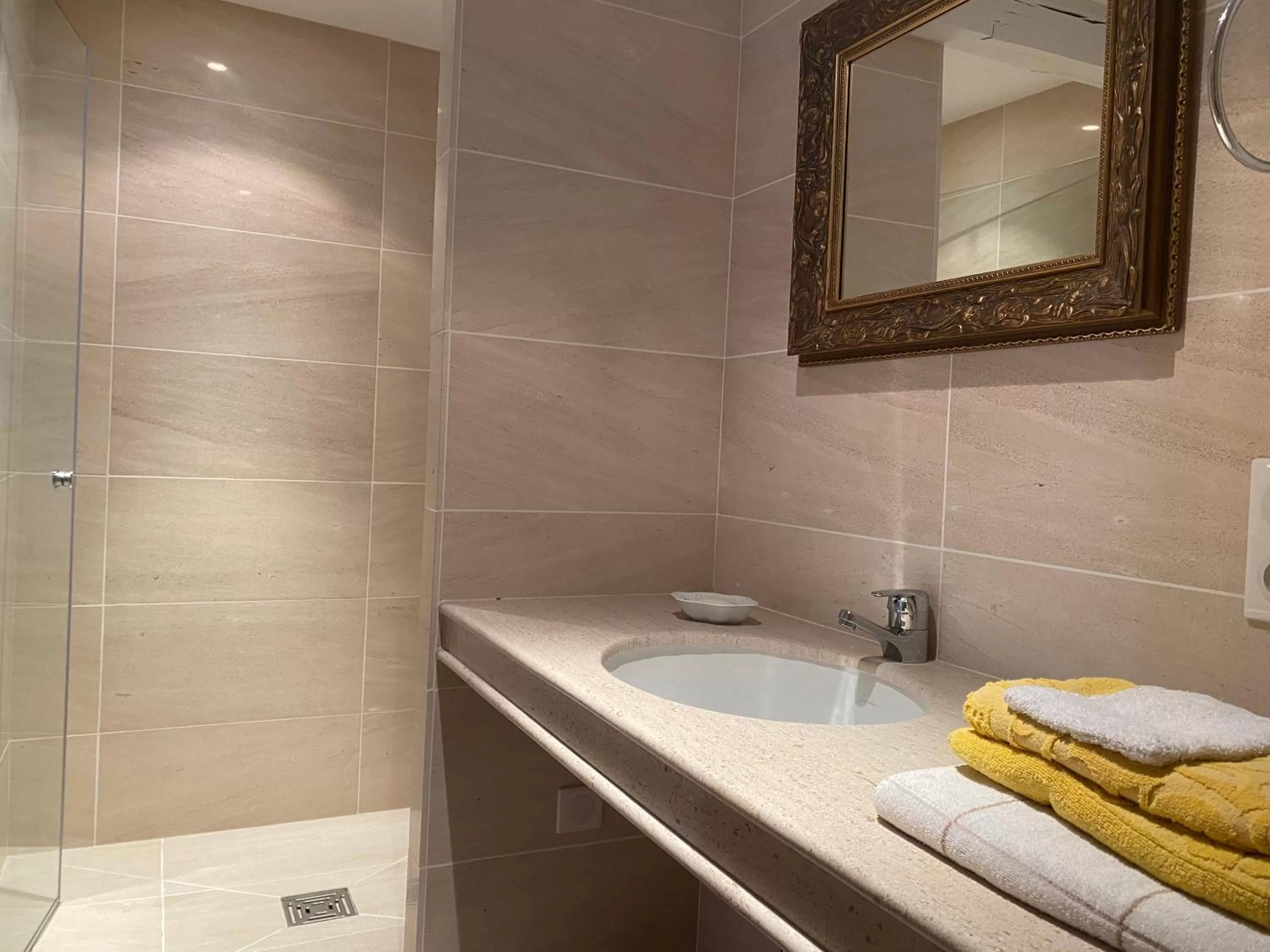 Shower in Chateau La Rochette