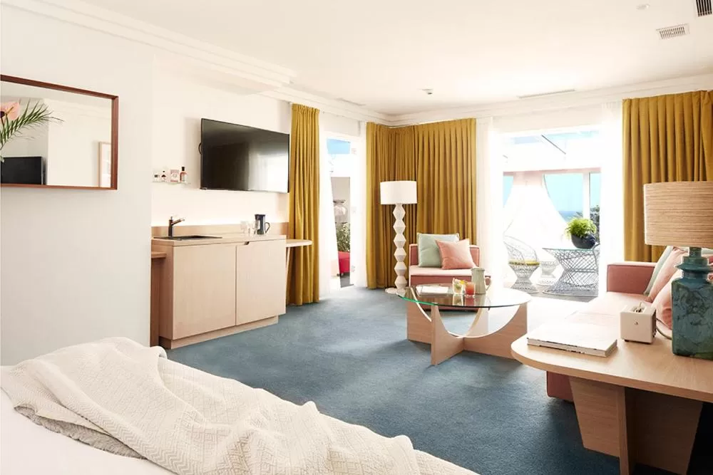 TV and multimedia, Bed in Hotel Ravesis