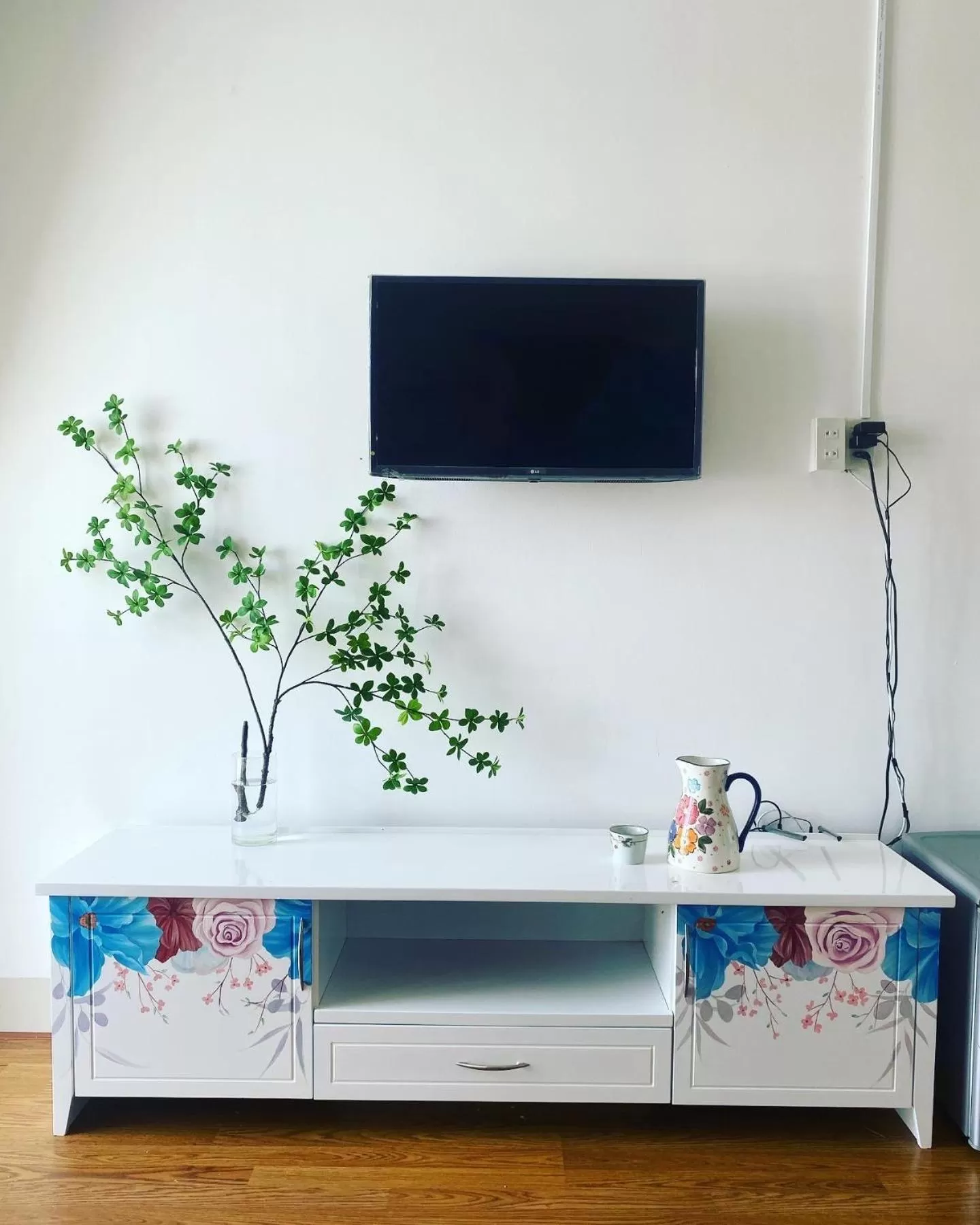 TV/Entertainment Center in Emerald Boutique Stay 2