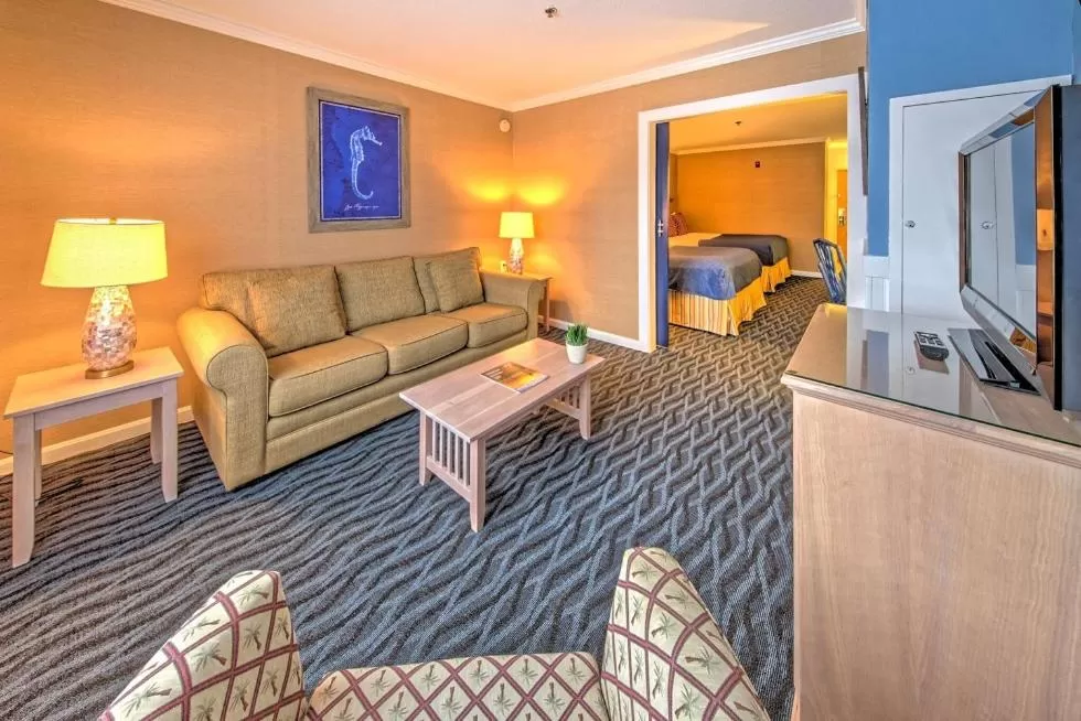 Seating area, Bed in Avenue Inn & Spa