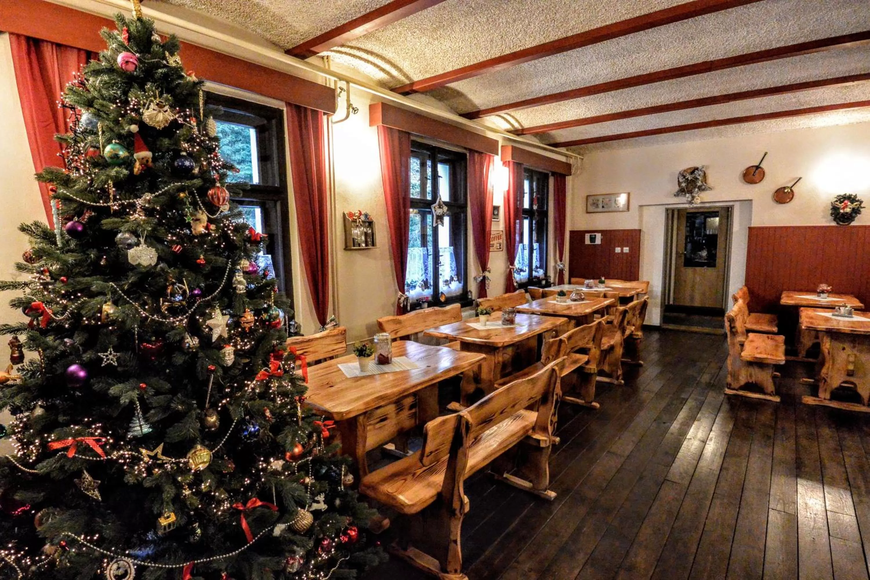 Restaurant/places to eat in Hotel Petski