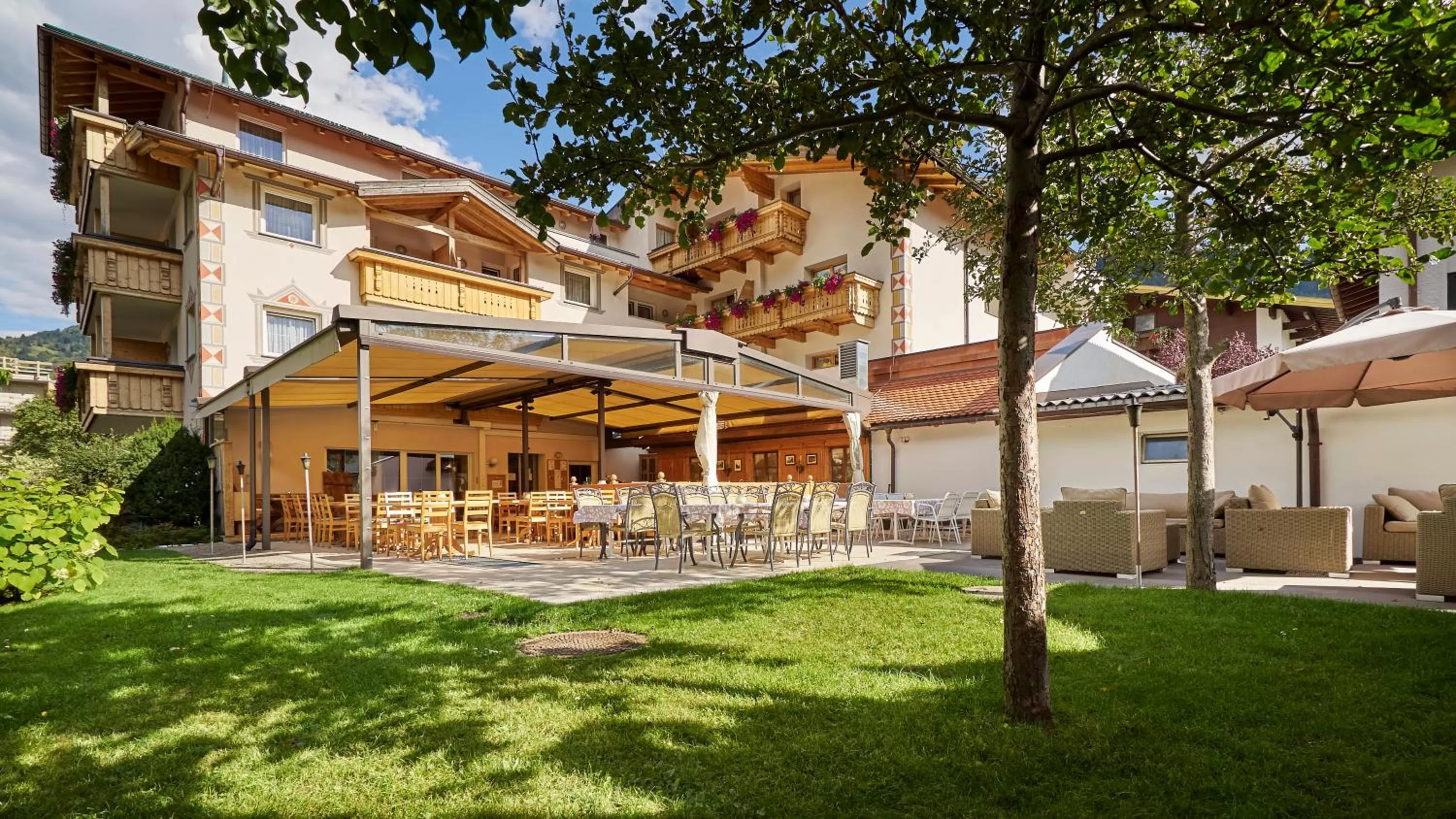 Garden, Property Building in Hotel Enzian