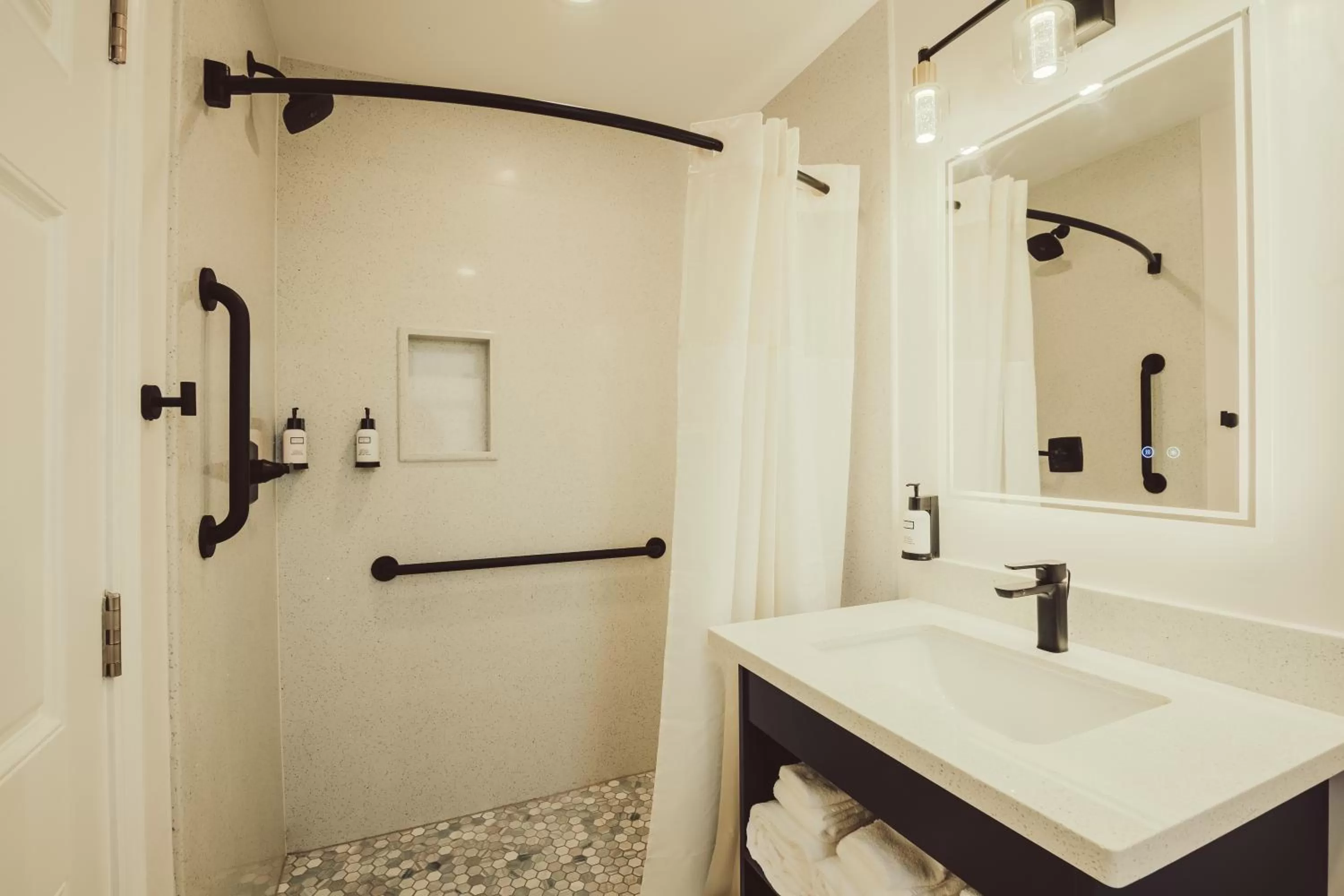 Shower in Blufftop Inn & Suites - Wharf/Restaurant District