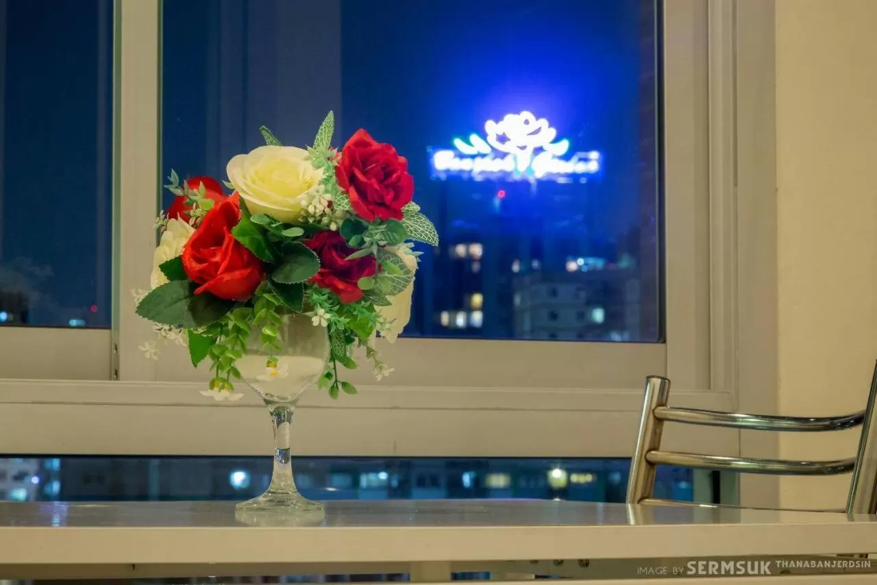 Night, TV/Entertainment Center in Right Place Sathorn