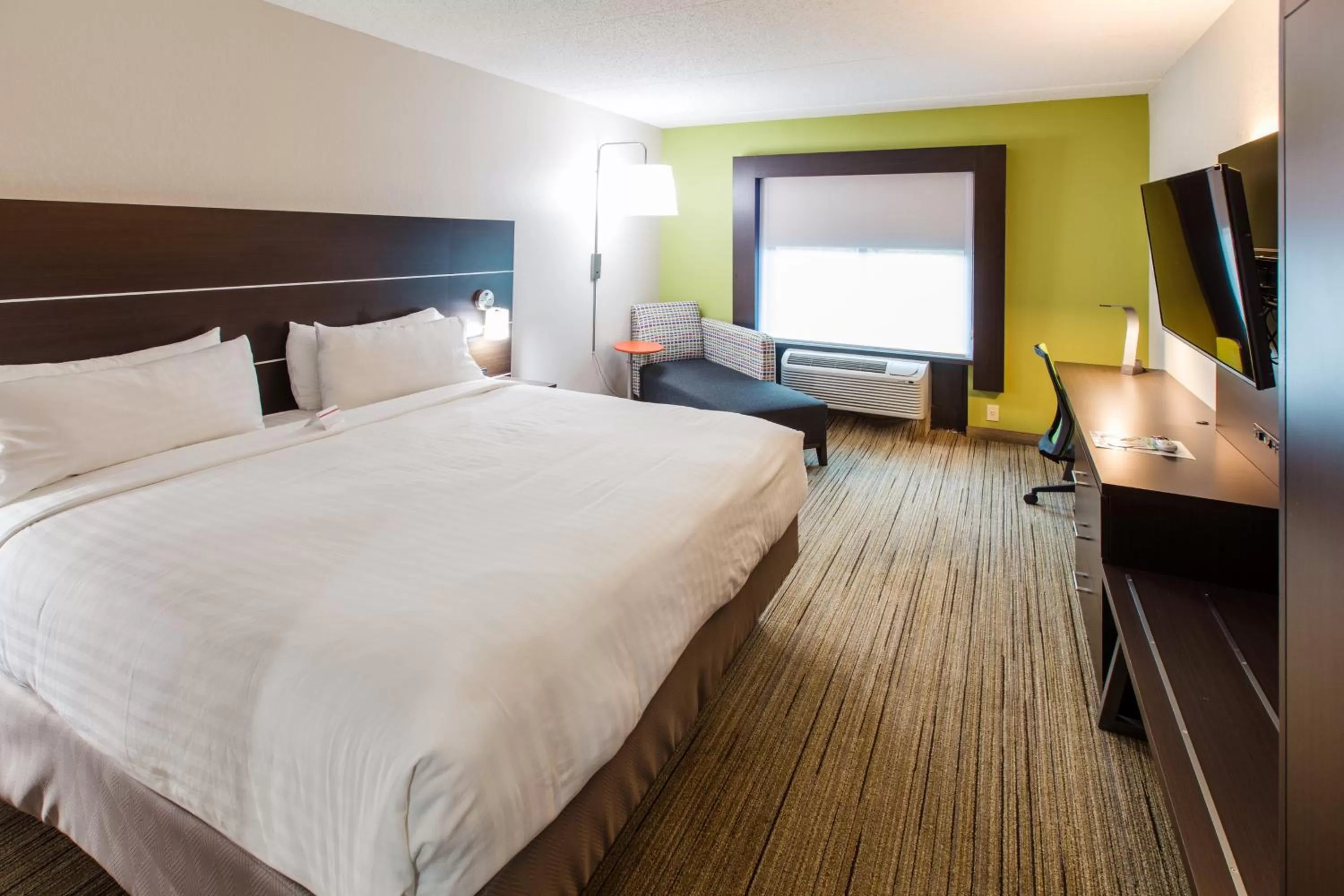 Photo of the whole room, Bed in Holiday Inn Express Hotel & Suites Harriman by IHG