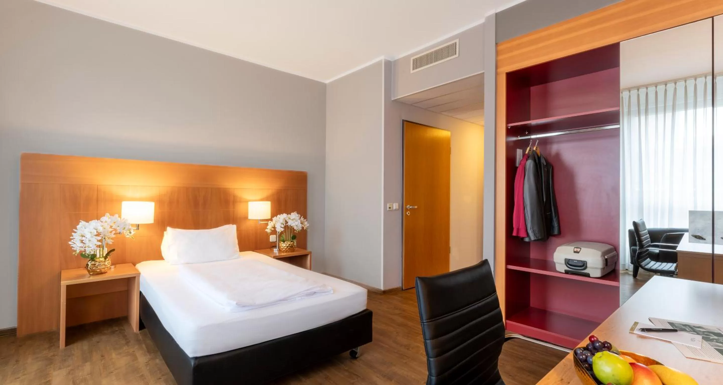 Photo of the whole room, Bed in PLAZA Premium Köln