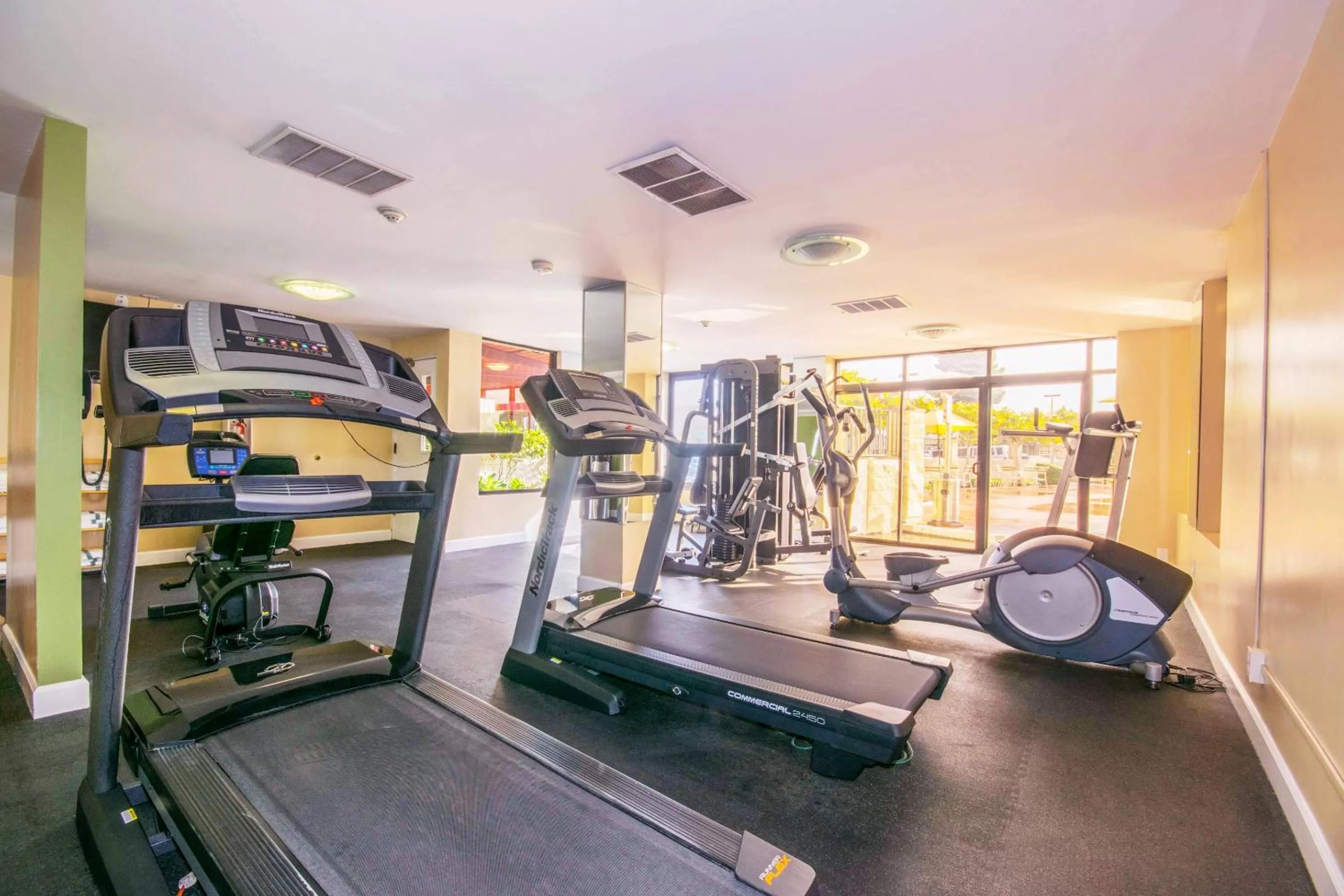Fitness centre/facilities in Oakland Airport Executive Hotel