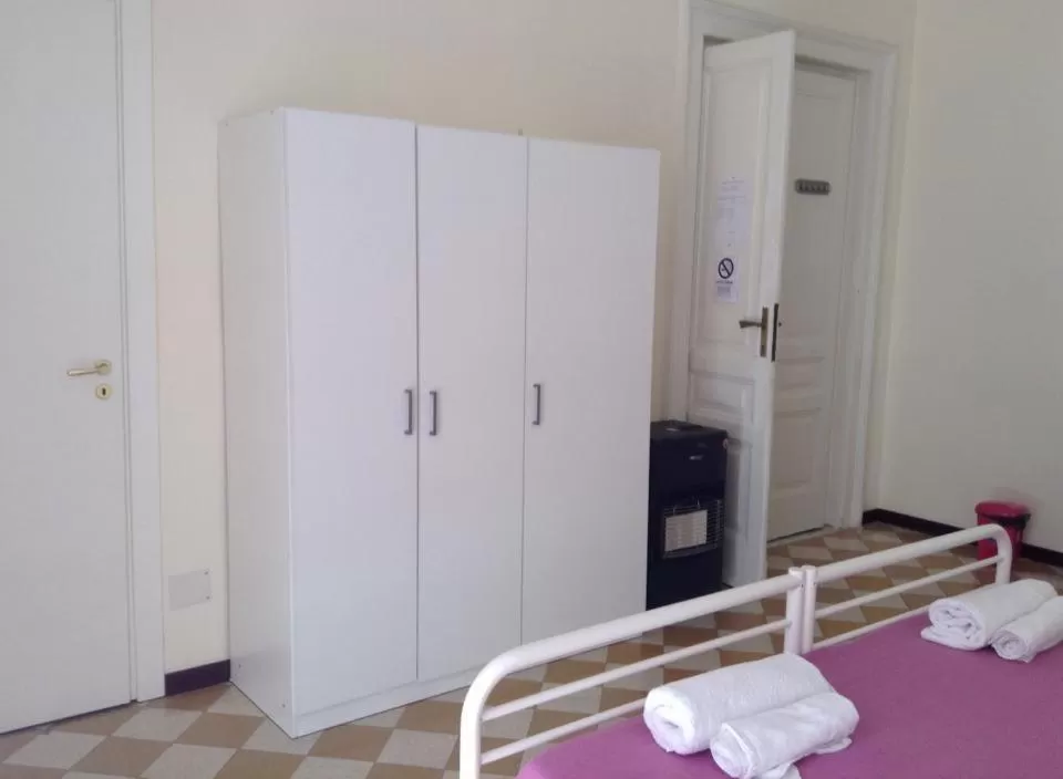 Decorative detail, Bathroom in O Sarracino B&B