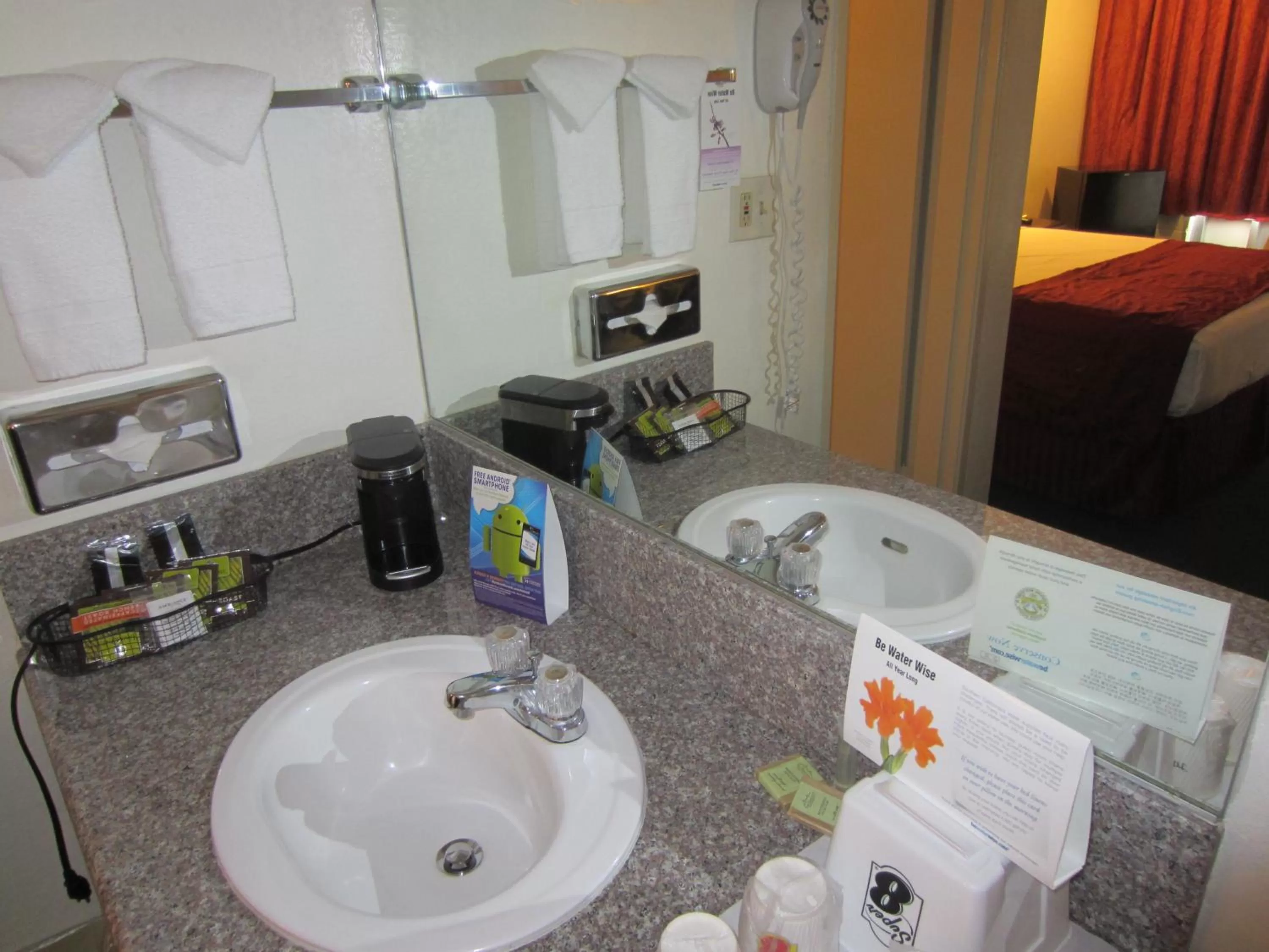 Bathroom, Bed in Kings Inn Anaheim at The Park & Convention Center