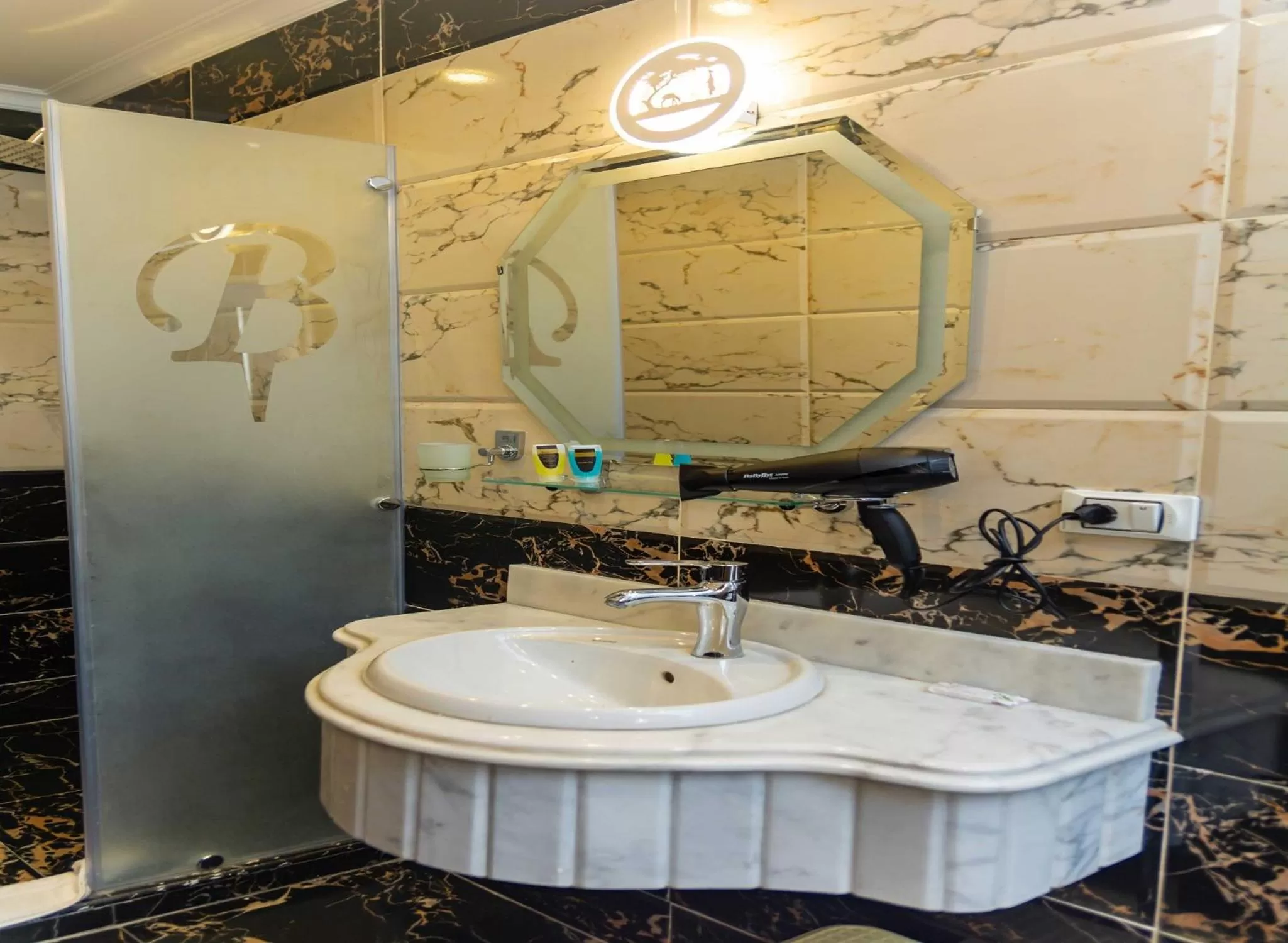 Bathroom in Brothers Pyramids View Hotel