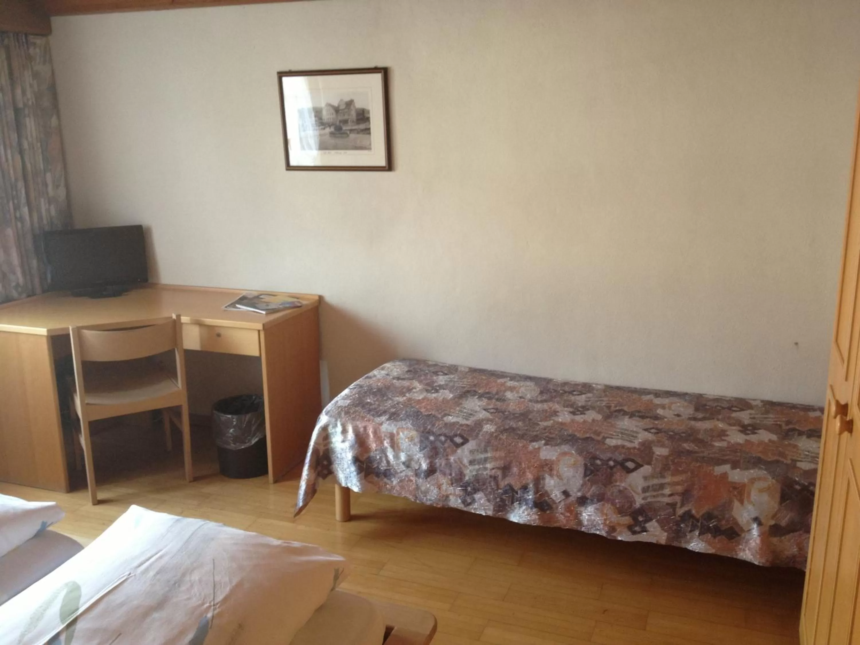 Seating area, Bed in Café-Conditorei Hotel Huber