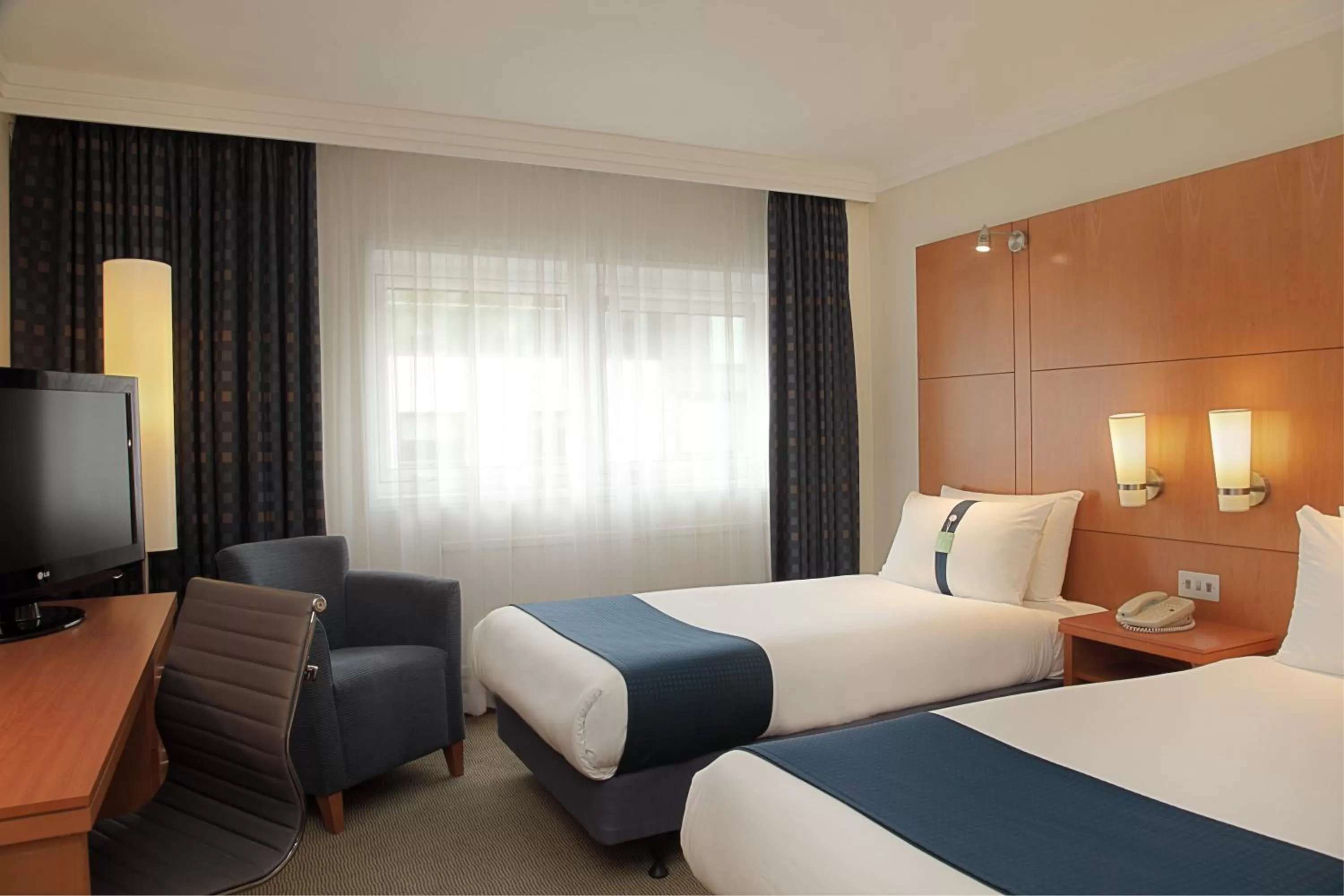 Photo of the whole room, Bed in Holiday Inn London - Regent's Park by IHG