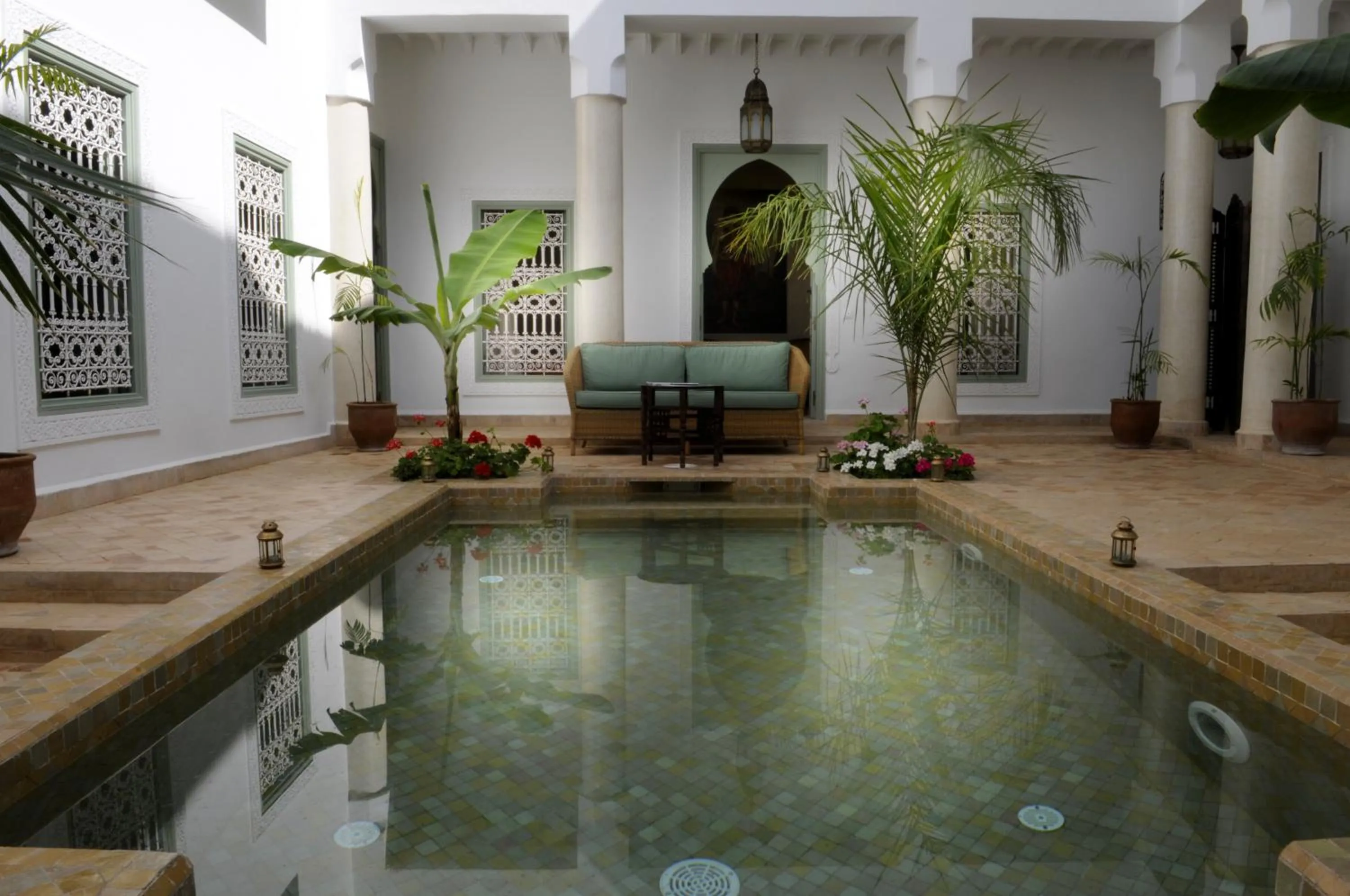 Swimming pool in Riad Les Hibiscus