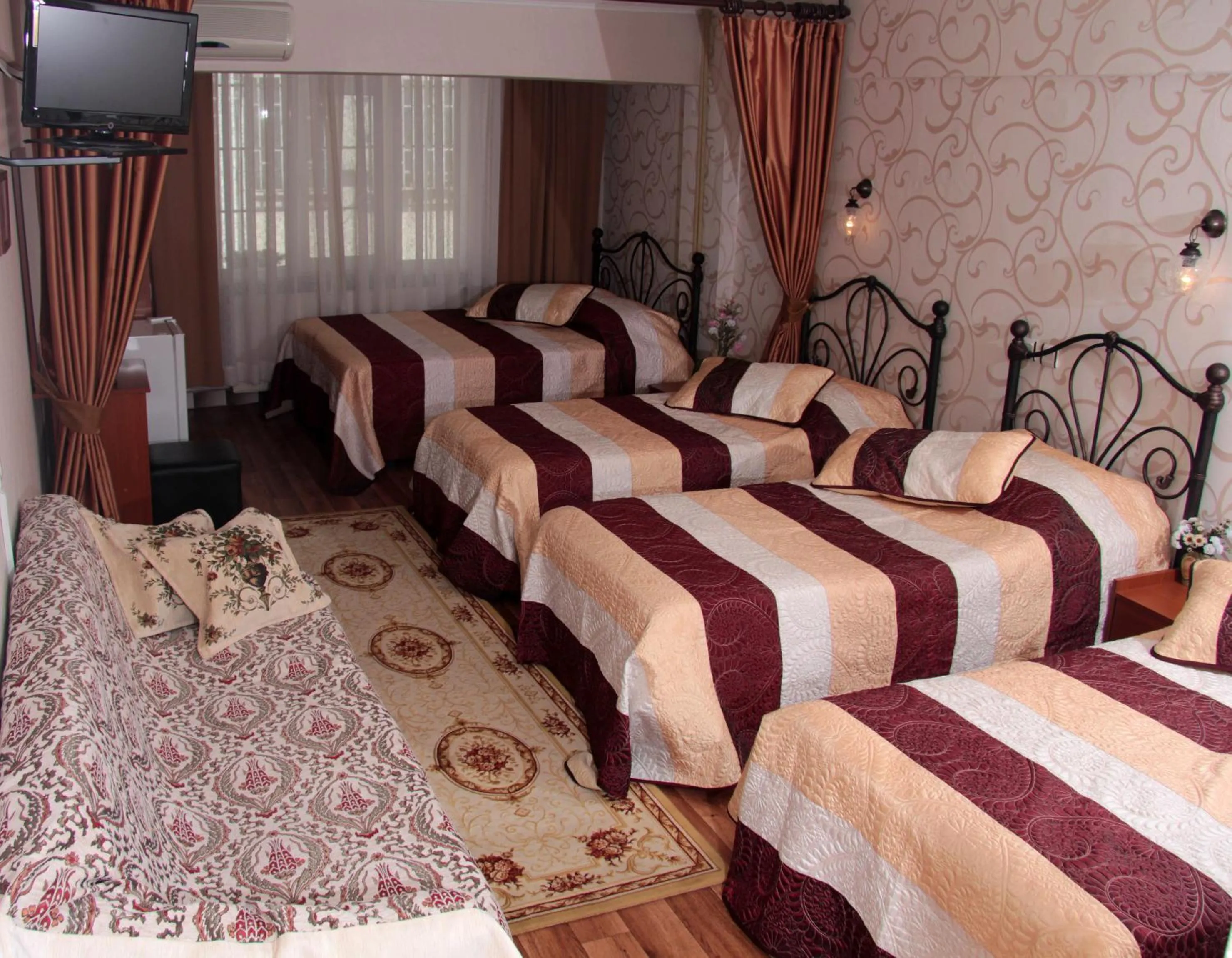 Bed in Hotel Nezih Istanbul