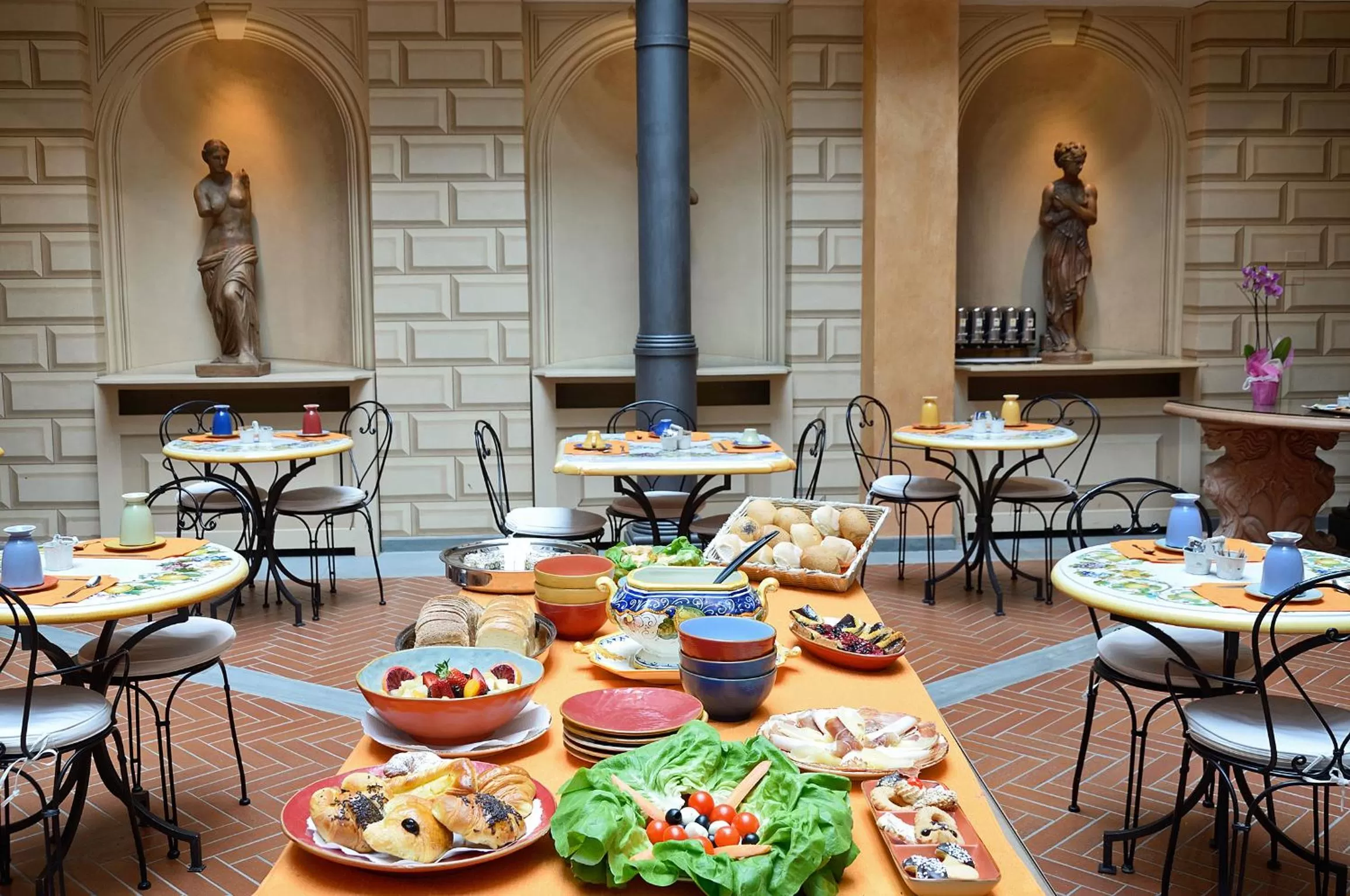 Restaurant/places to eat in Hotel Alba Palace