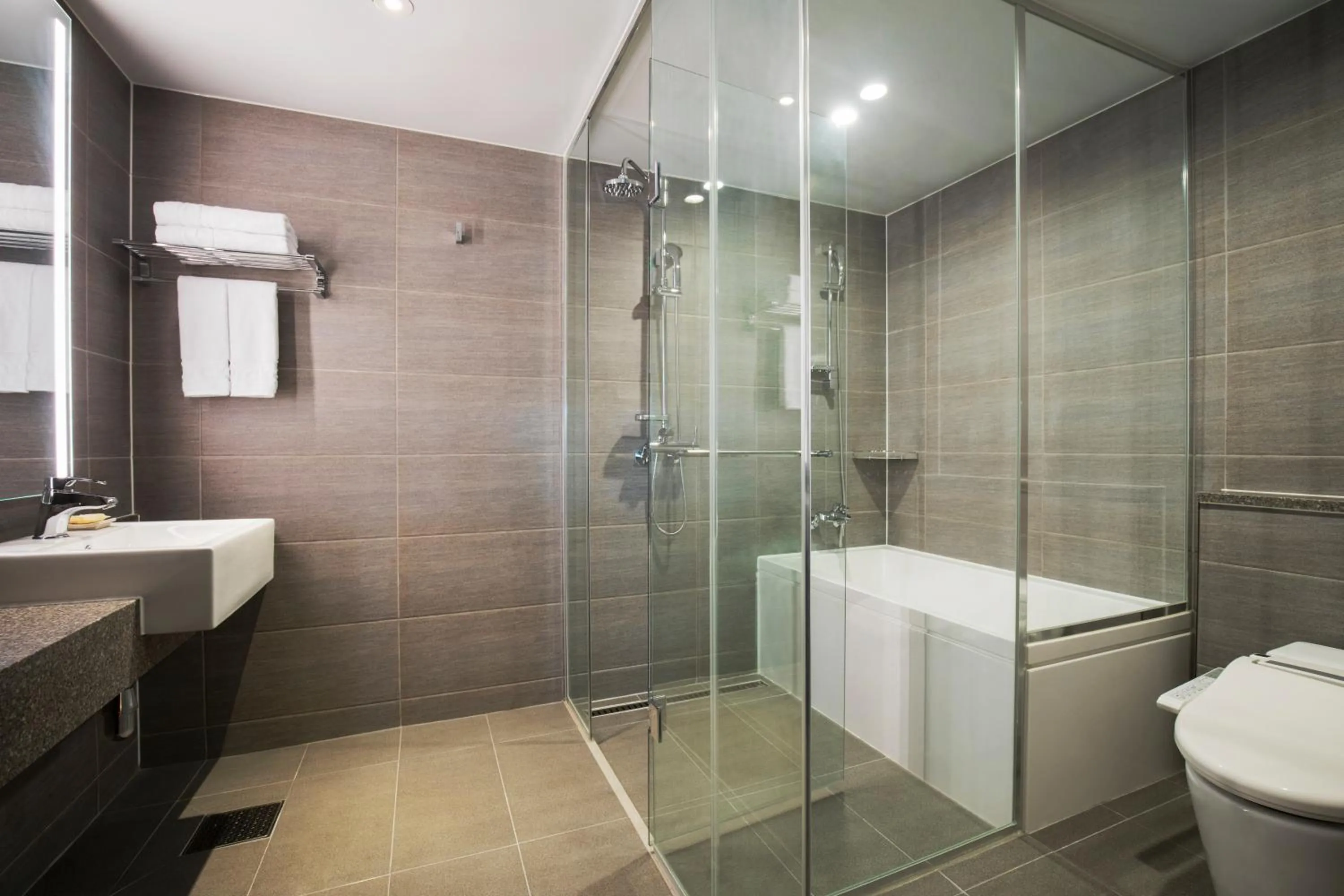 Bathroom in Orakai Cheonggyesan Hotel, BW Premier Collection